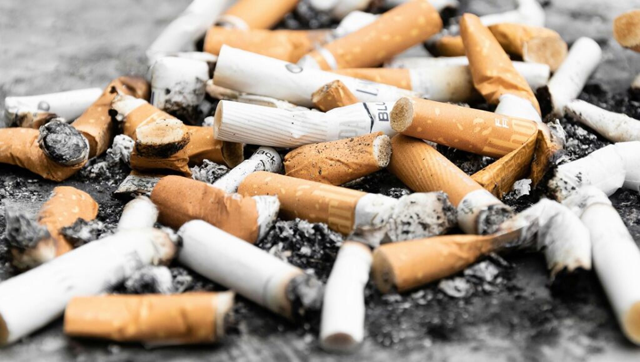 Een aantal peuken op straat.