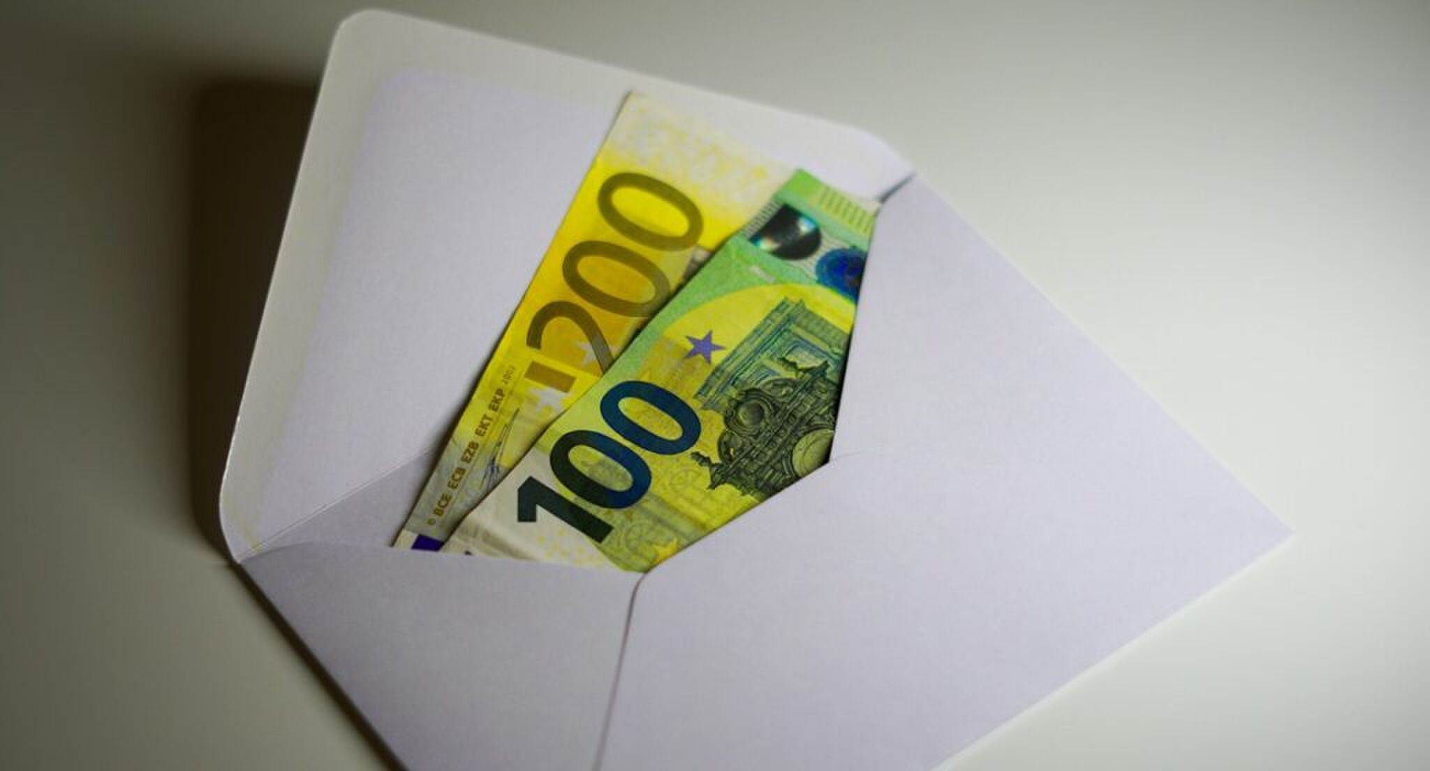Briefgeld in een enveloppe. 