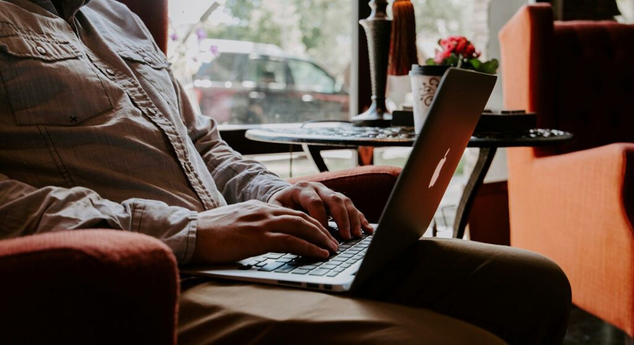 Een man die werkt op een laptop.