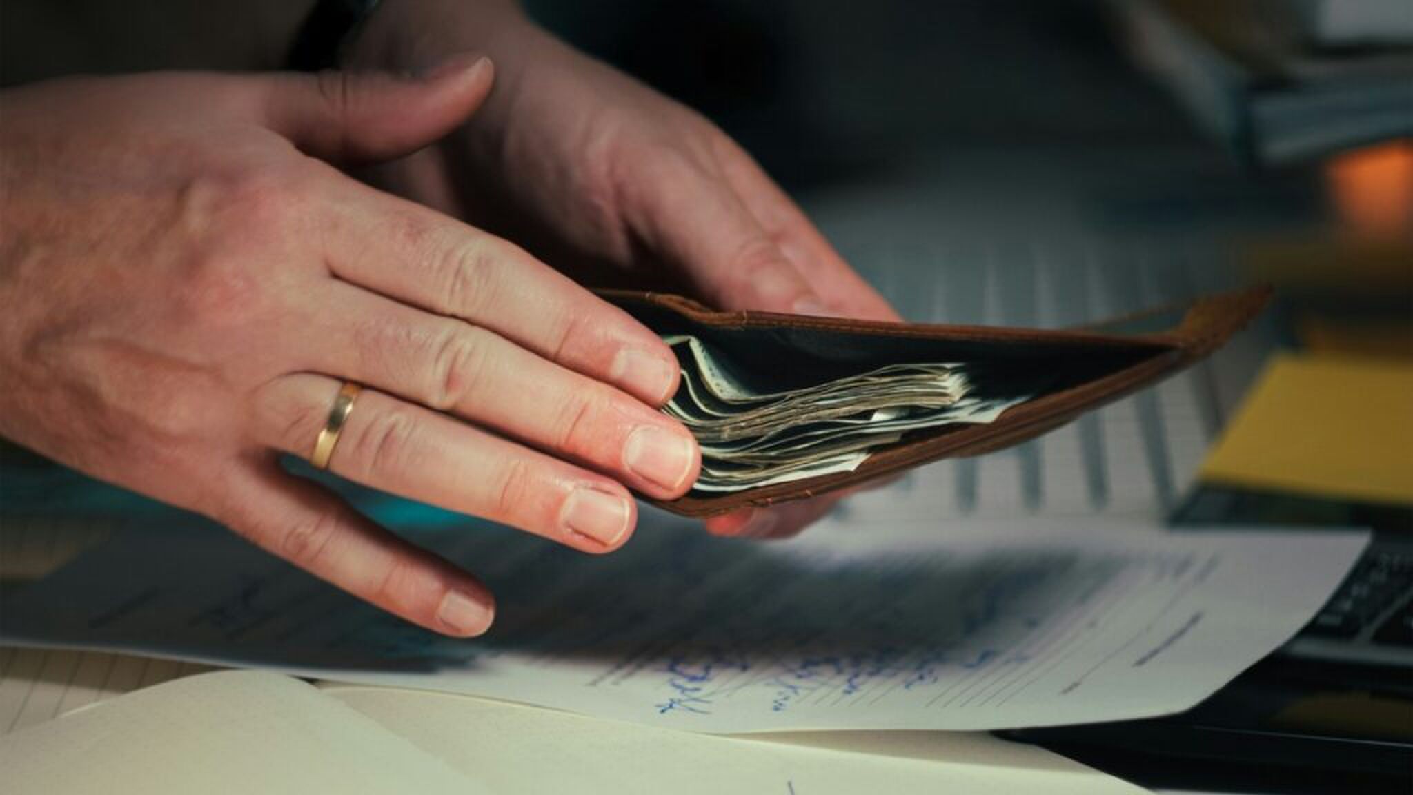 Een portemonnee met cashgeld erin.