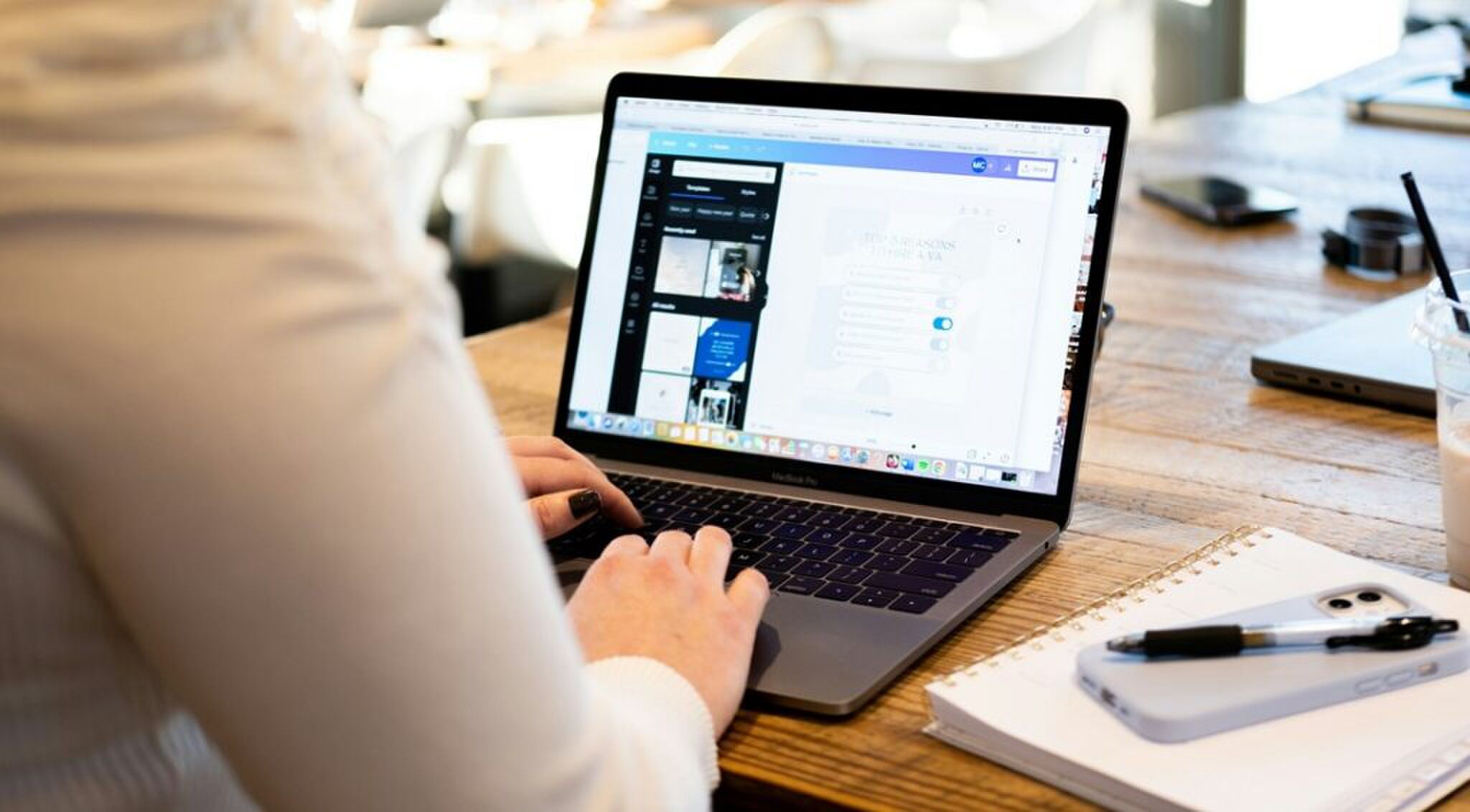 Een man die werkt op een laptop.