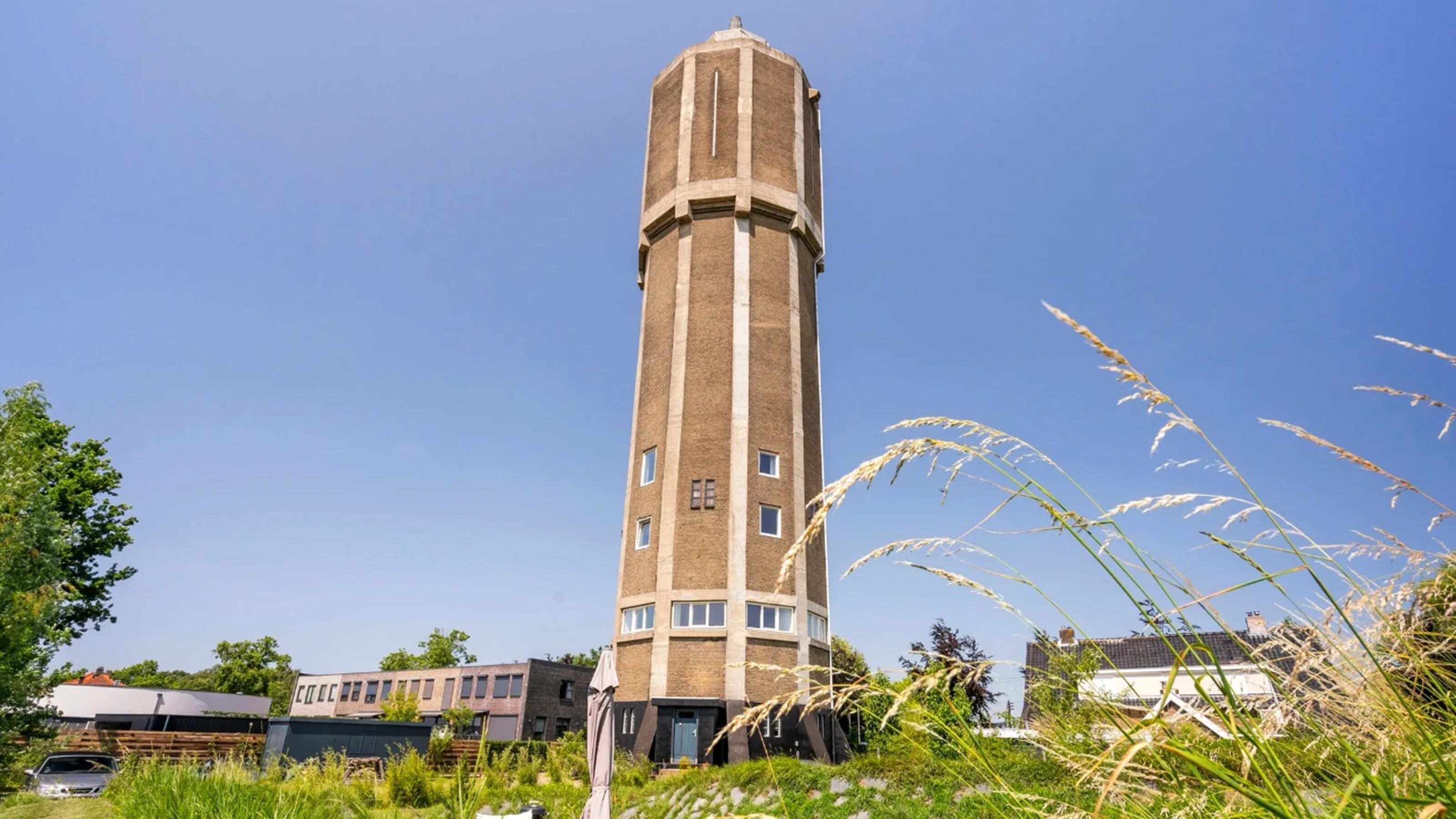 Omgebouwde watertoren met 499 m² woonoppervlak staat nu verrassend goedkoop op Funda