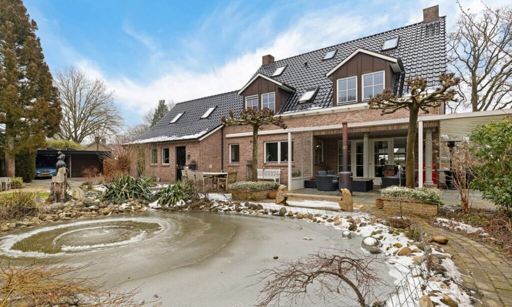 De achterkant van het droomhuis dat zeer karakteristiek is.