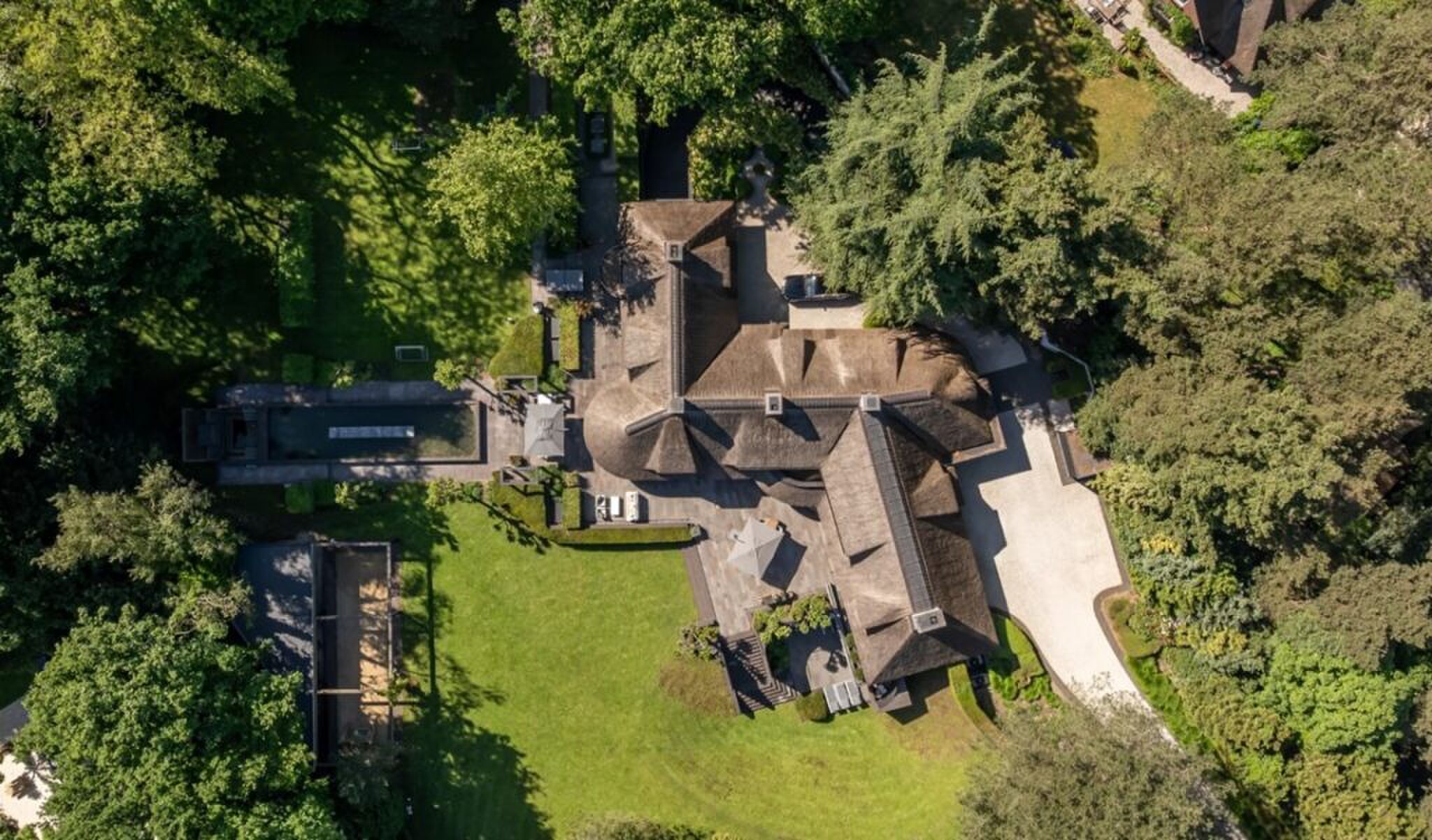 De bovenzijde van de luxe villa in Laren.