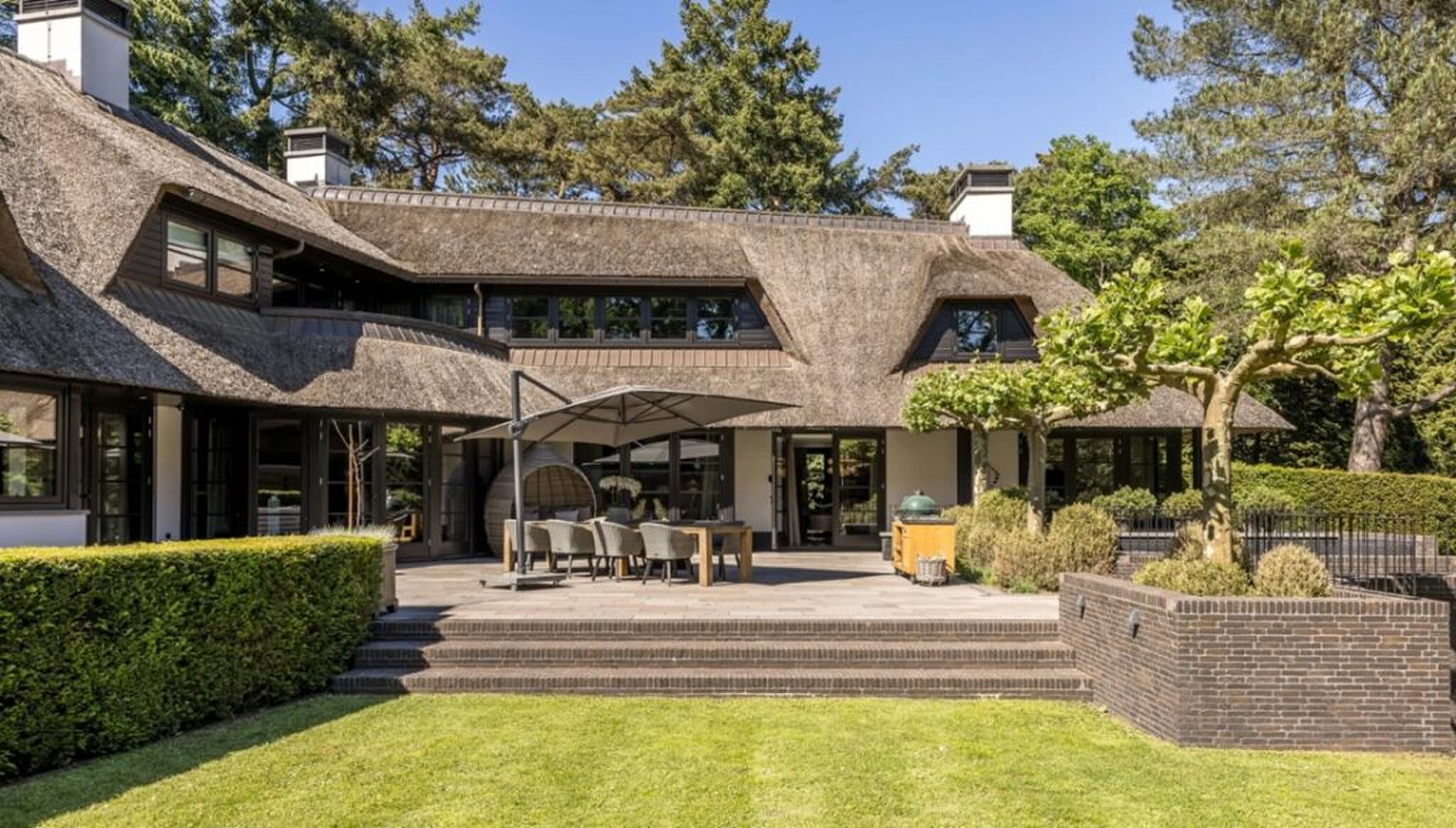 De buitenkant van een van de duurste villa's op Funda.