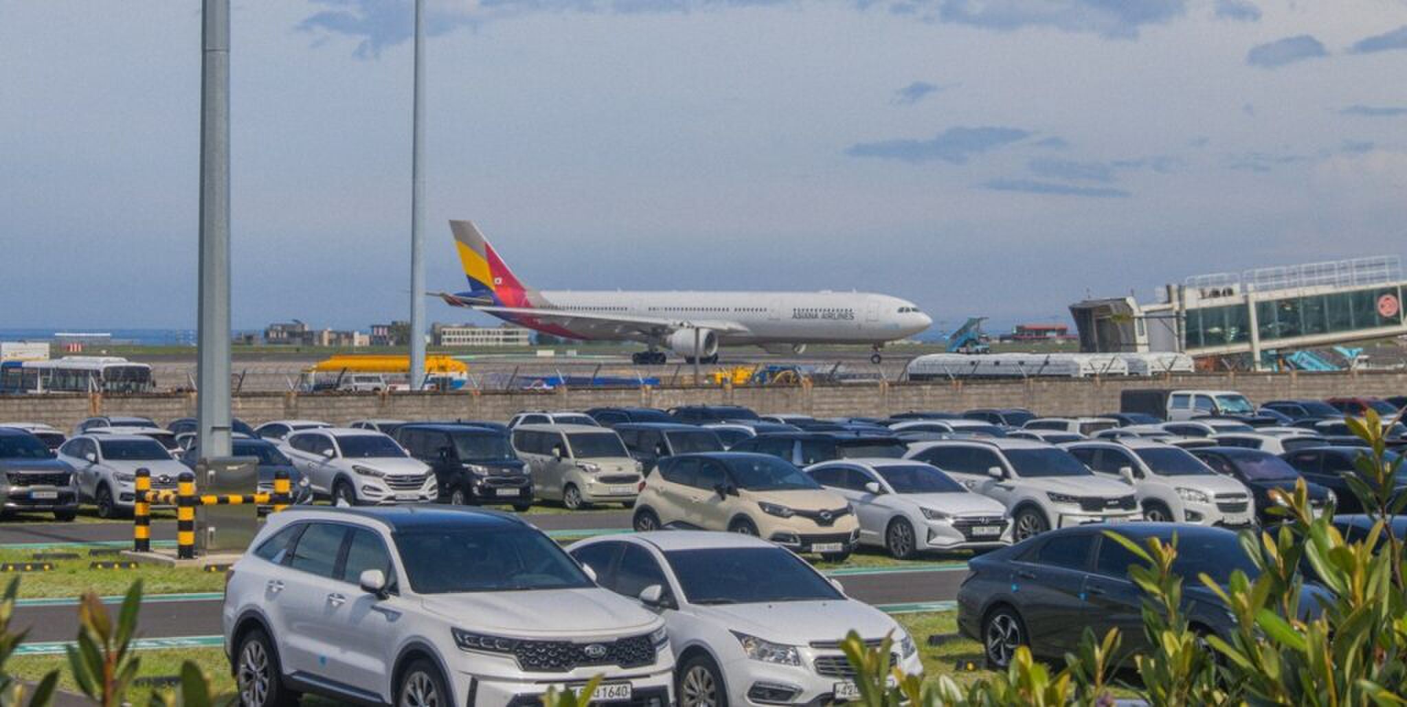 Auto's die parkeren op een luchthaven, wat op Schiphol zeer prijzig is.