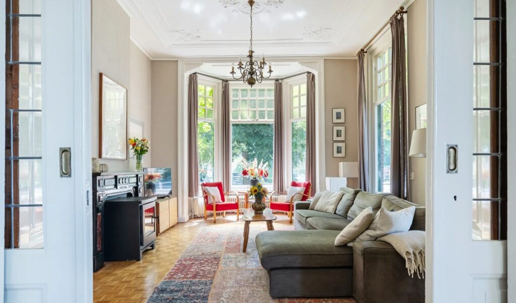 De living van de stadsvilla op Funda.