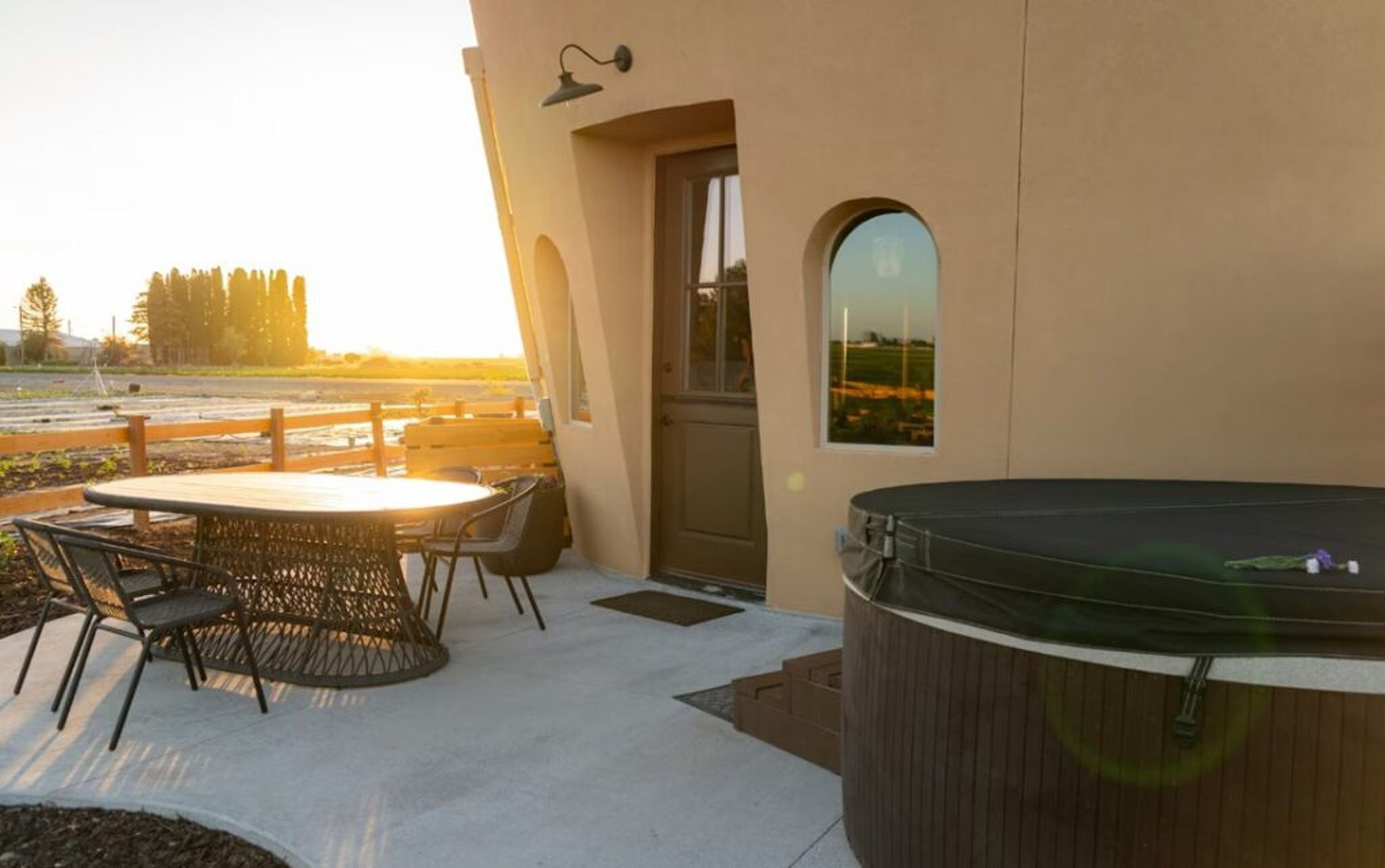 De buitenruimte van de bloempot op AirBnB.