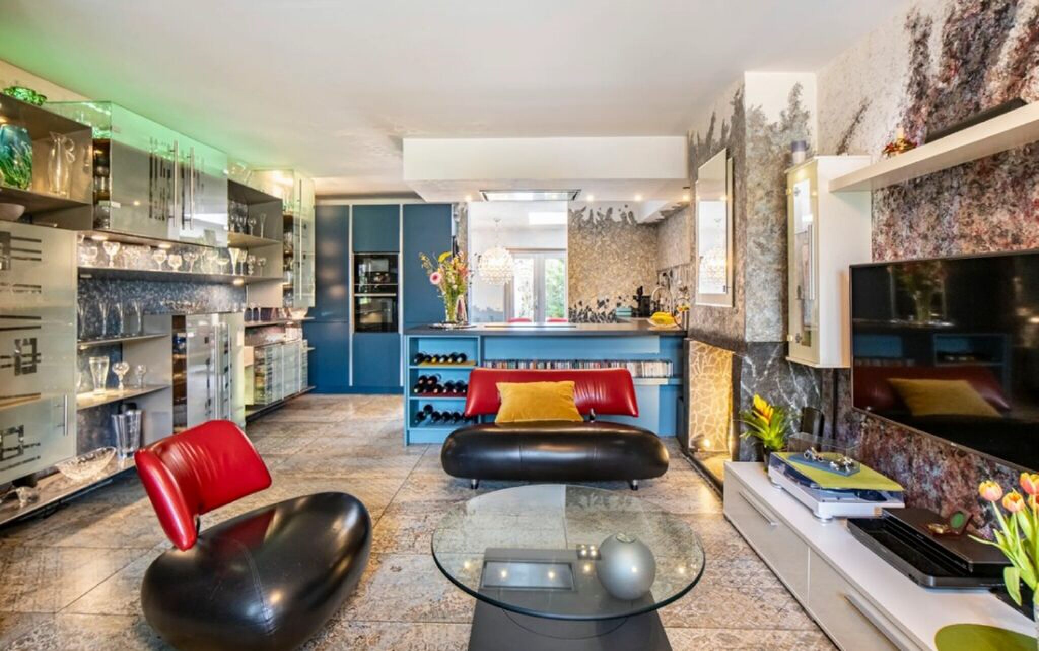 De living van de kleurrijke woning.