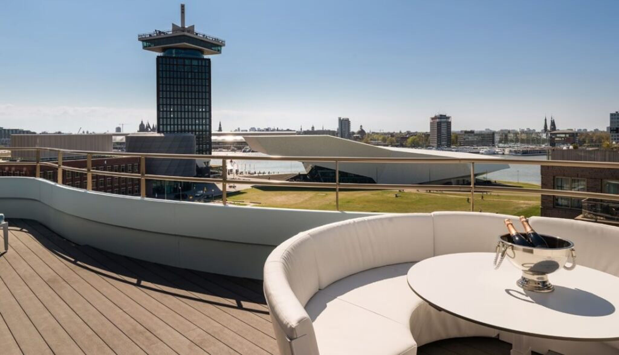 Het terras van de woning van Gordon.