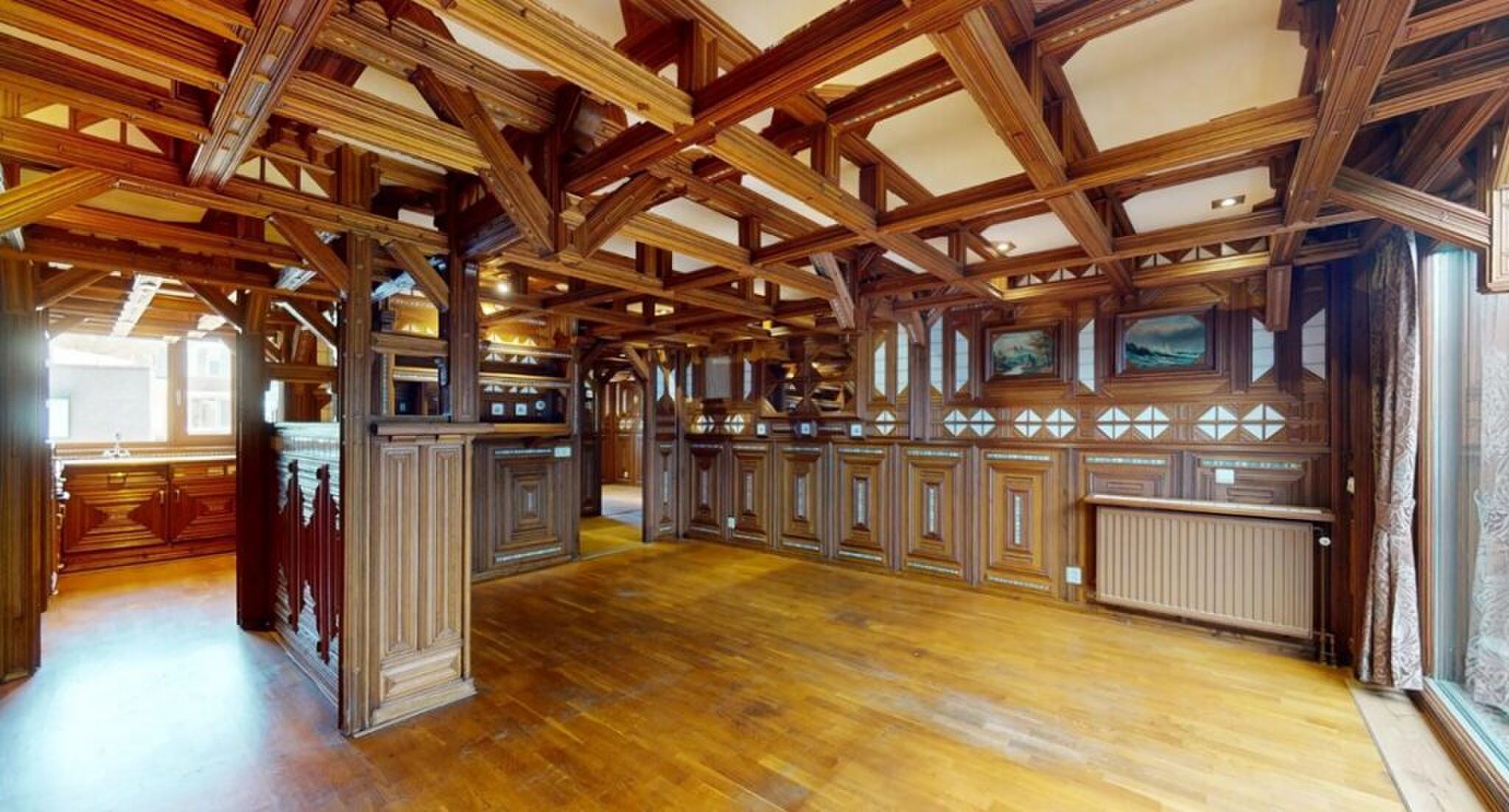 Het van hout gemaakte interieur van de Funda-woning.