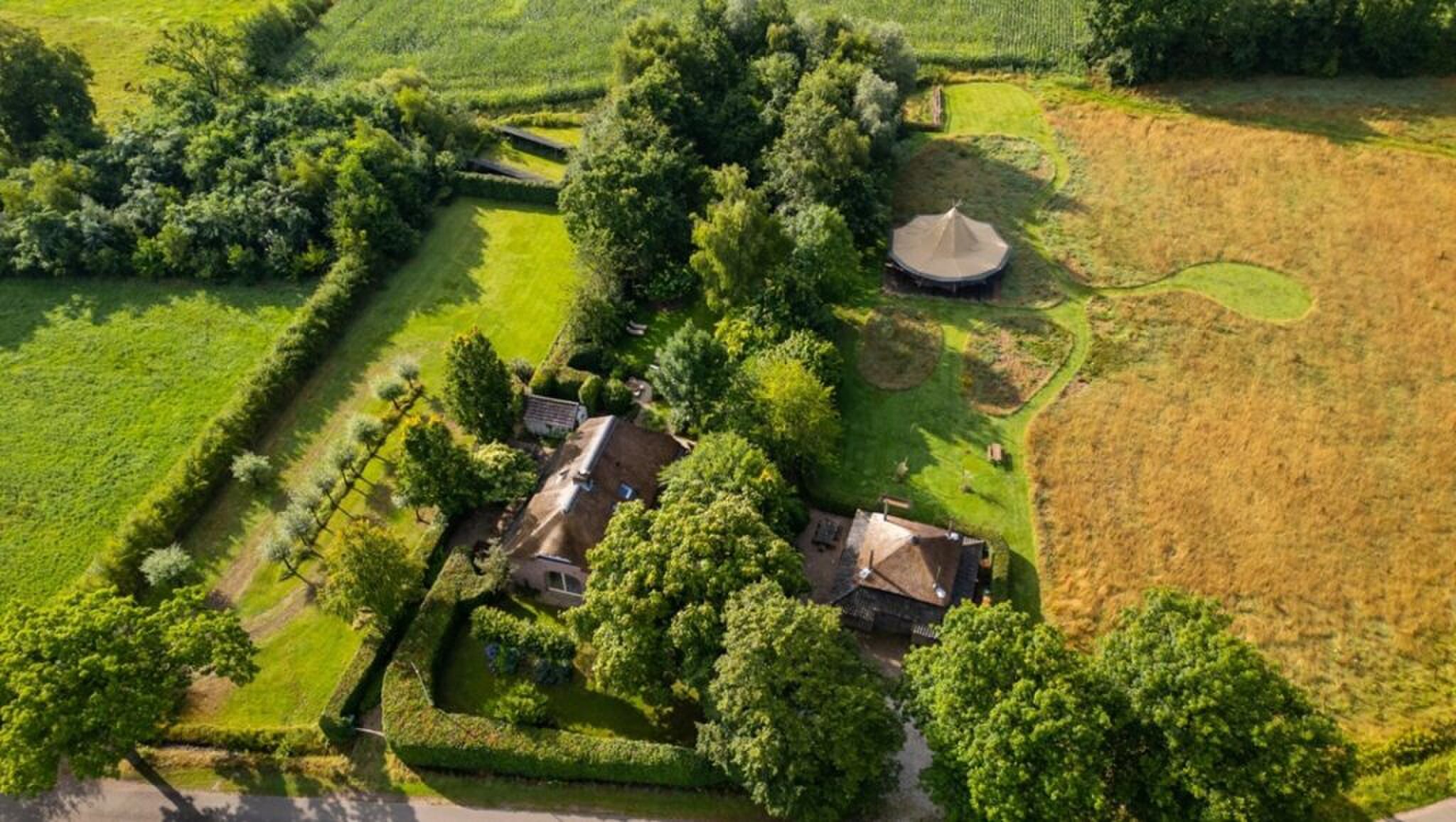 Het riante perceel waar de woning op staat.