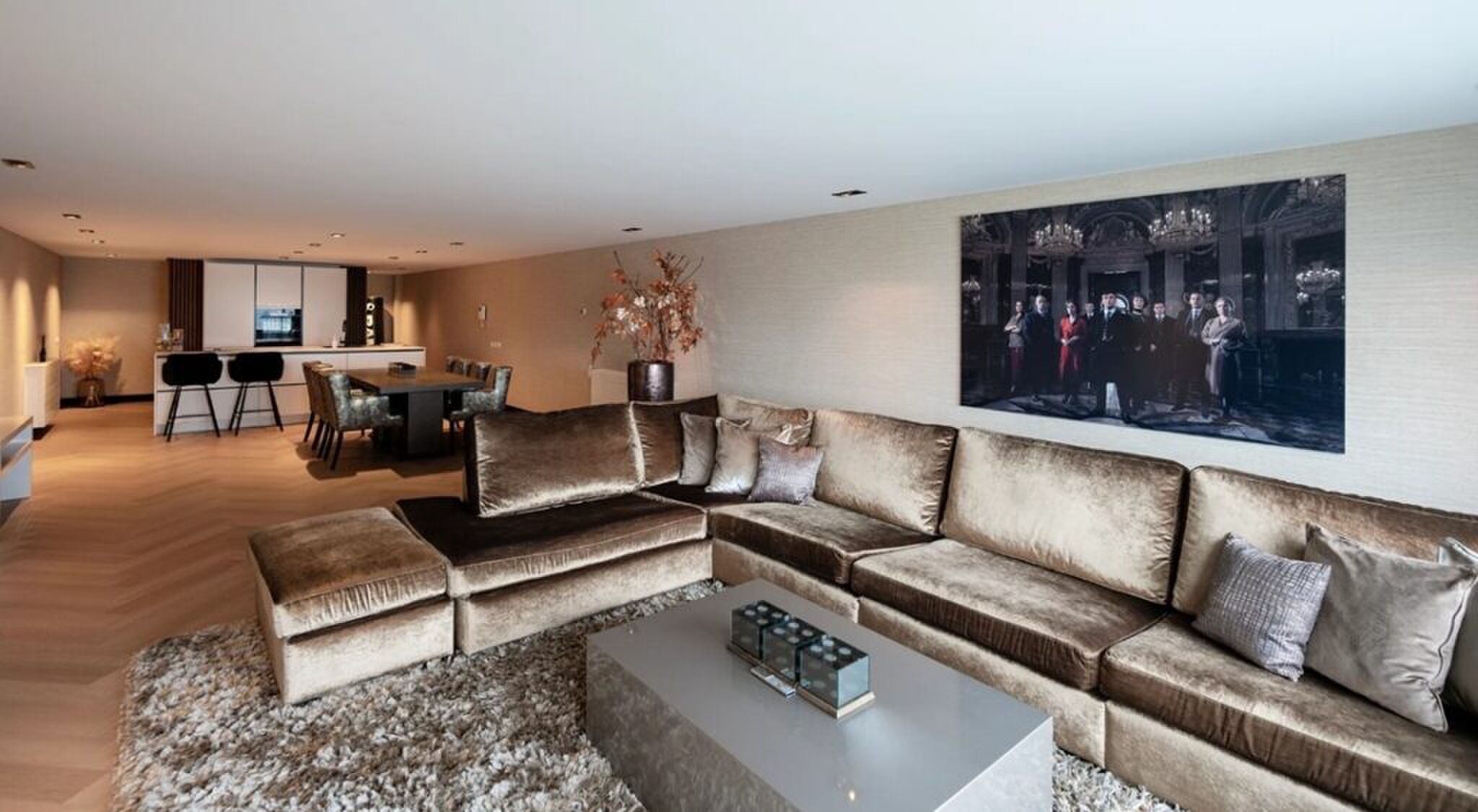 De living van de maisonette van Steven Bergwijn.