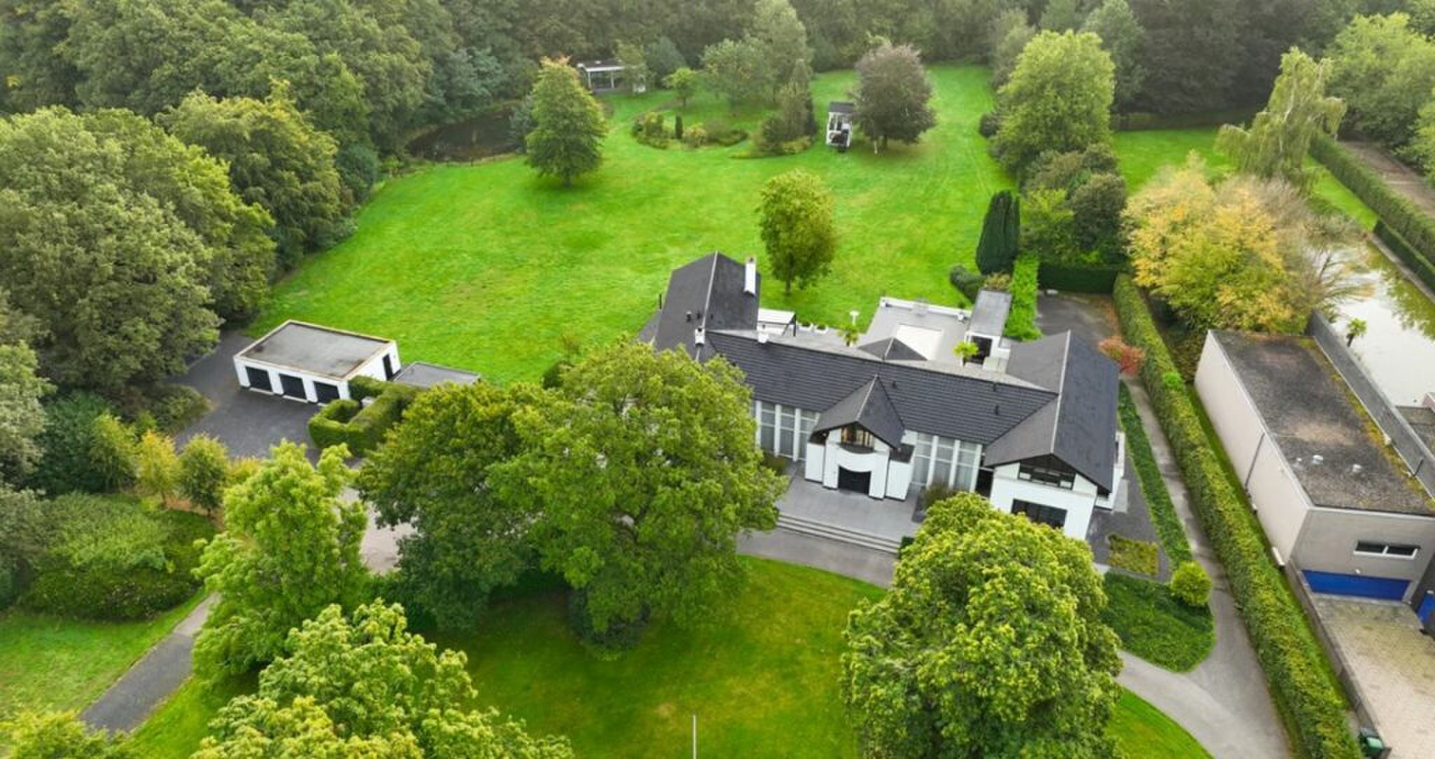 De bovenzijde van de Funda-villa die perfect is voor een fitnessfanaat.