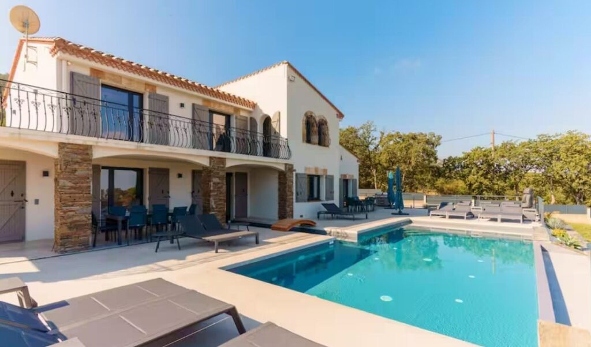 De achterzijde van de Airbnb in Frankrijk.