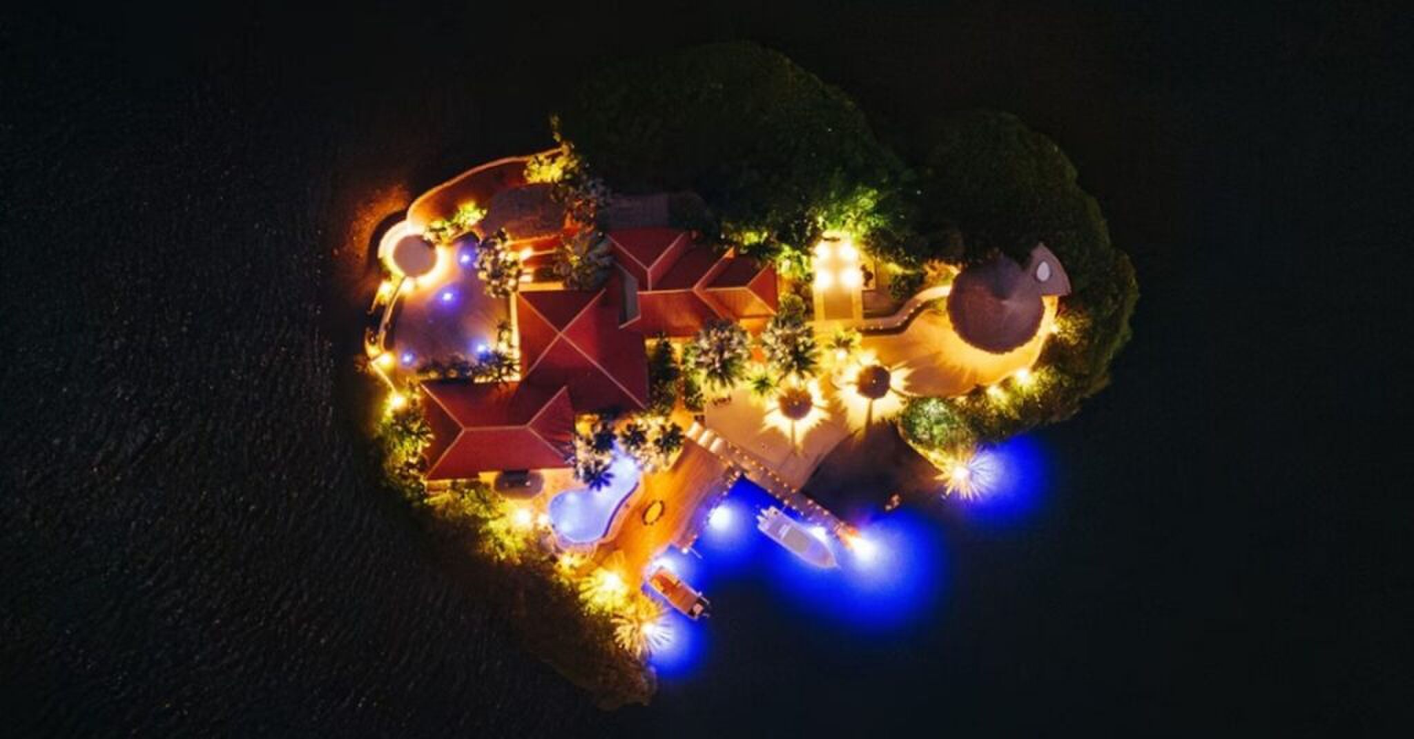 De bovenzijde van het priv&eacute;-eiland dat op Airbnb staat.