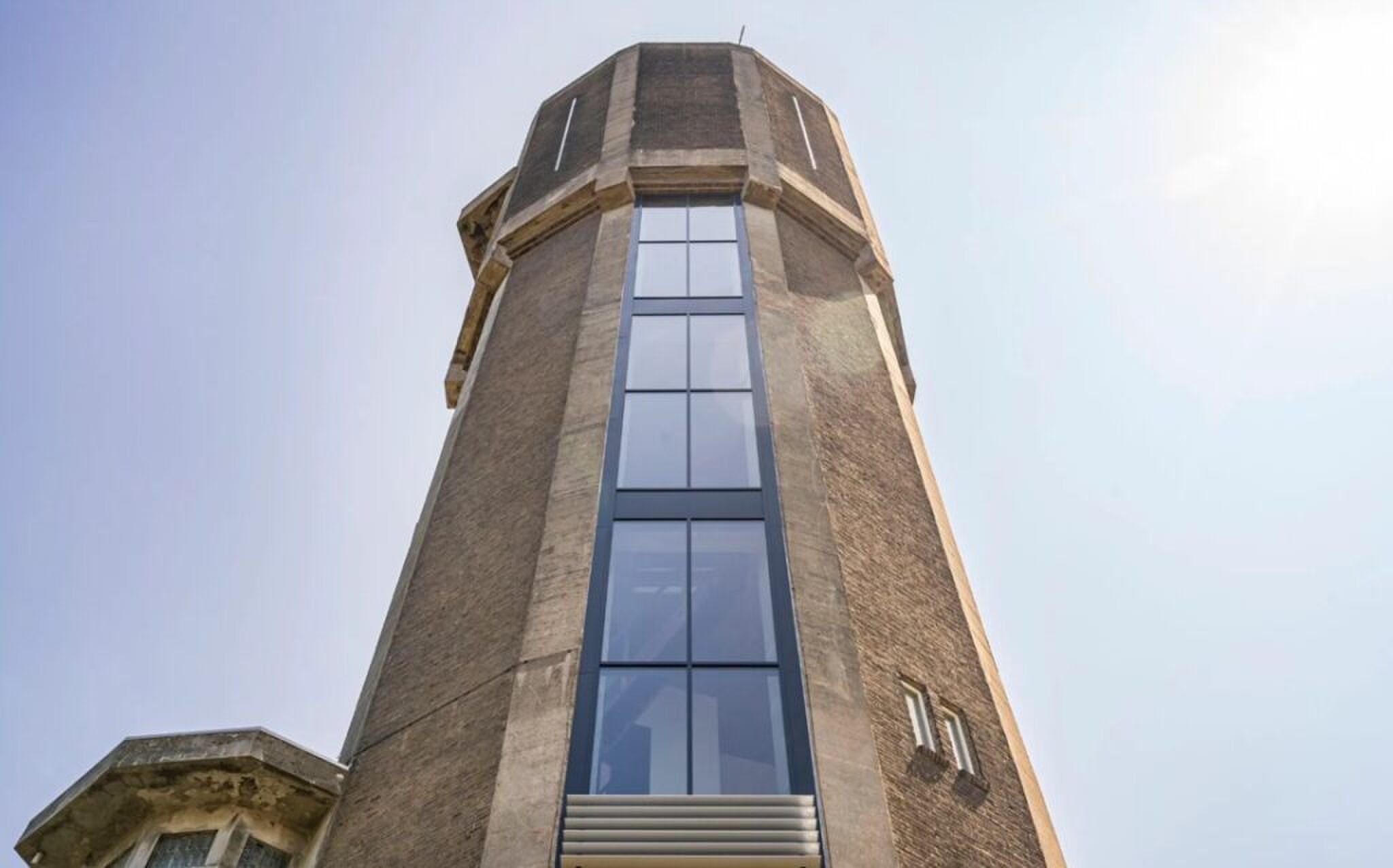 De buitenzijde van de watertoren op Funda.