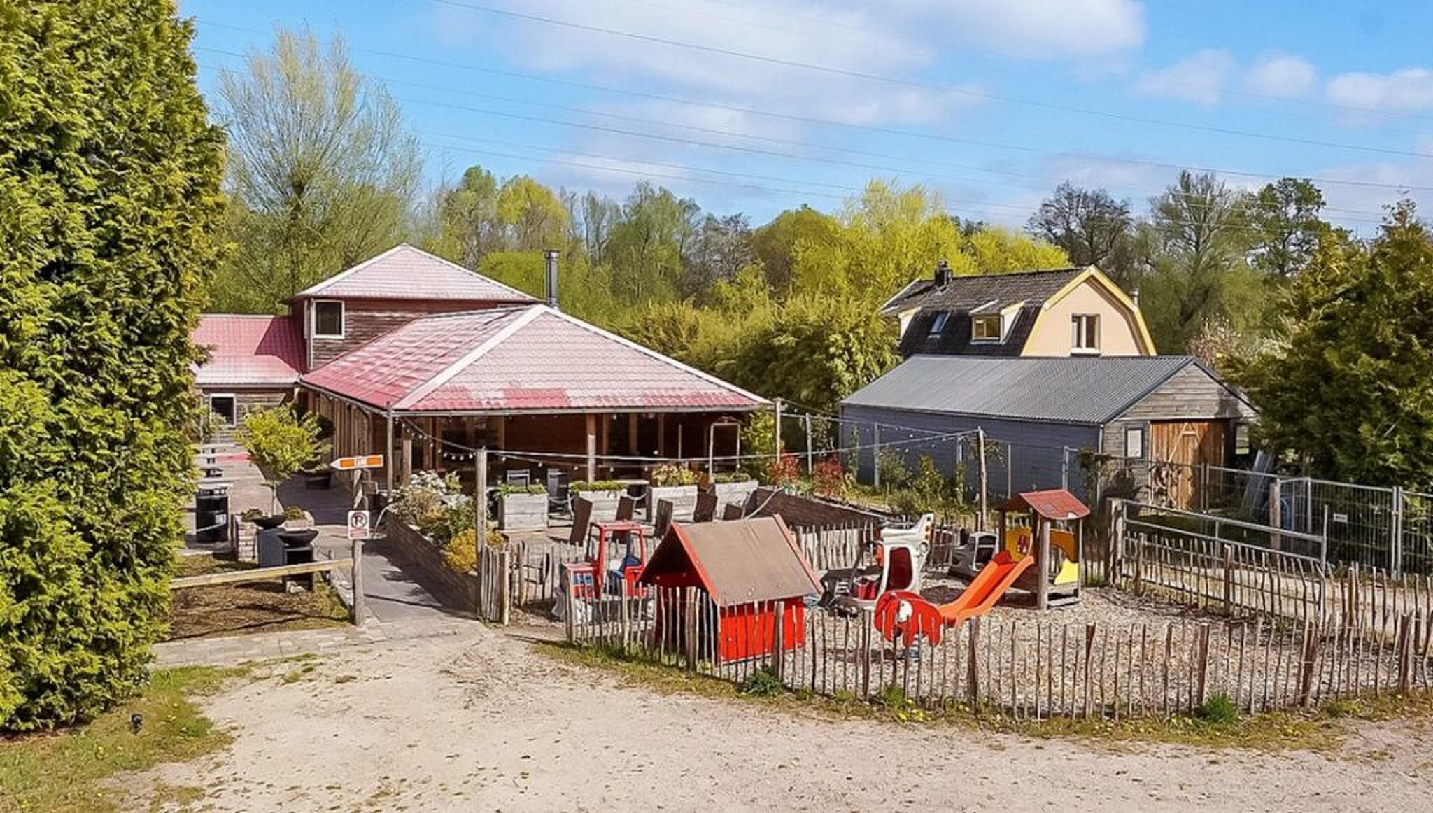 Een enorm perceel dat nu op Funda staat.