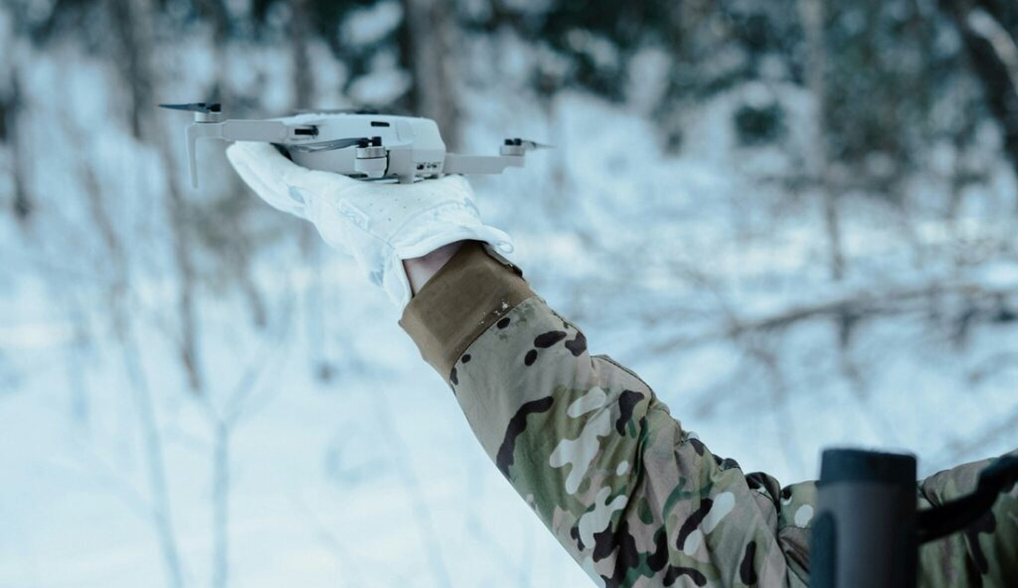 Een van de dronevliegers van Defensie. 