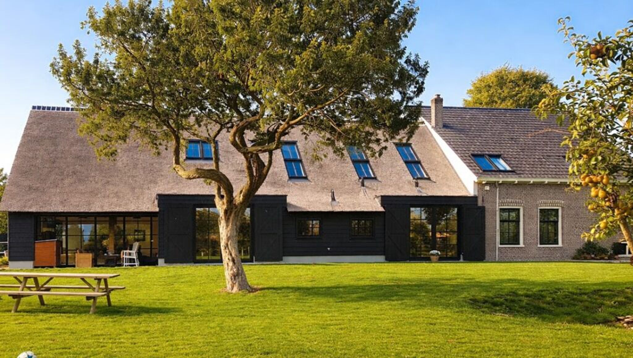 De zijkant van de woonboerderij op Funda.