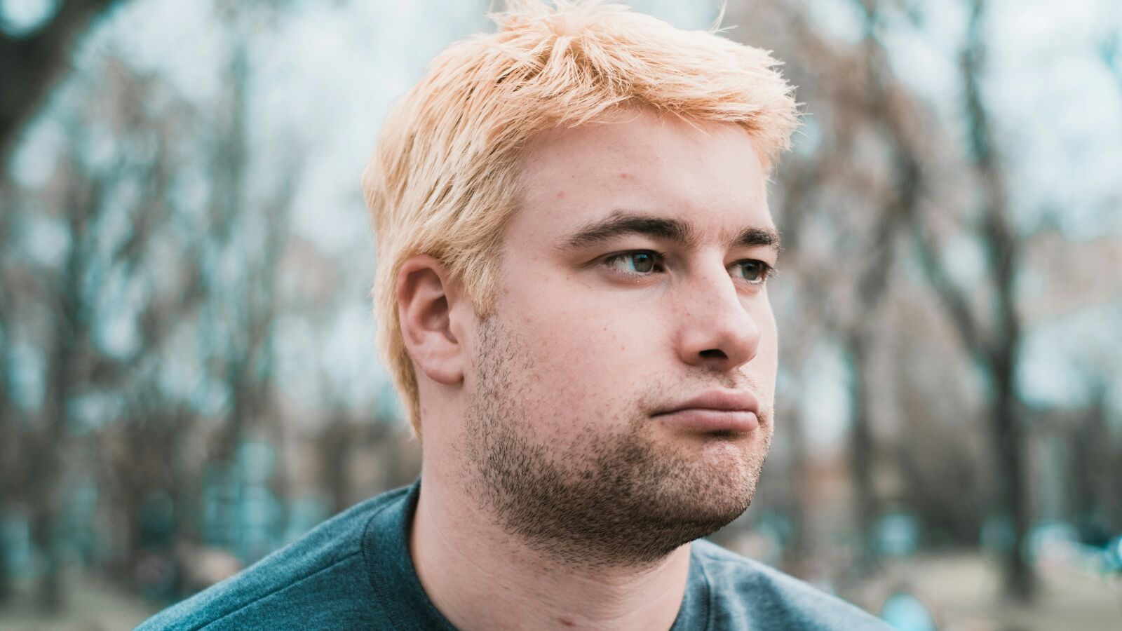 Een man die een bad hair day ervaart