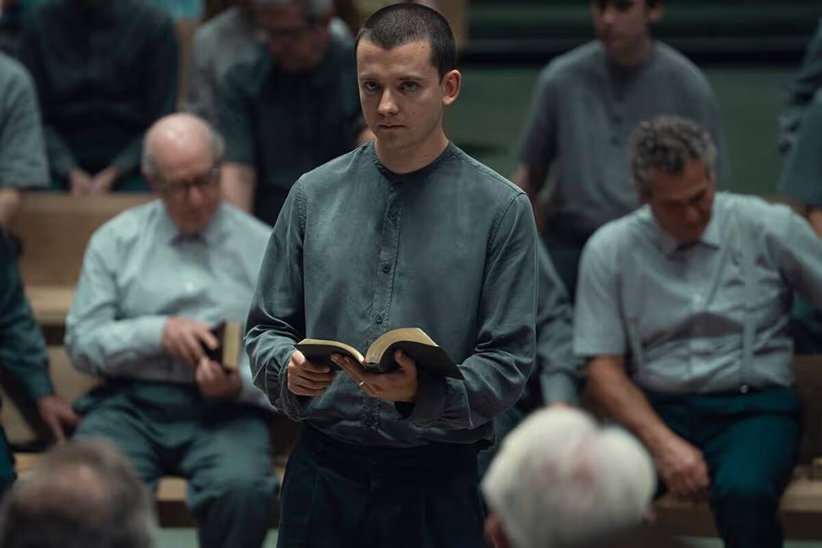 Stilbeeld uit "Unchosen" (2026) met Asa Butterfield