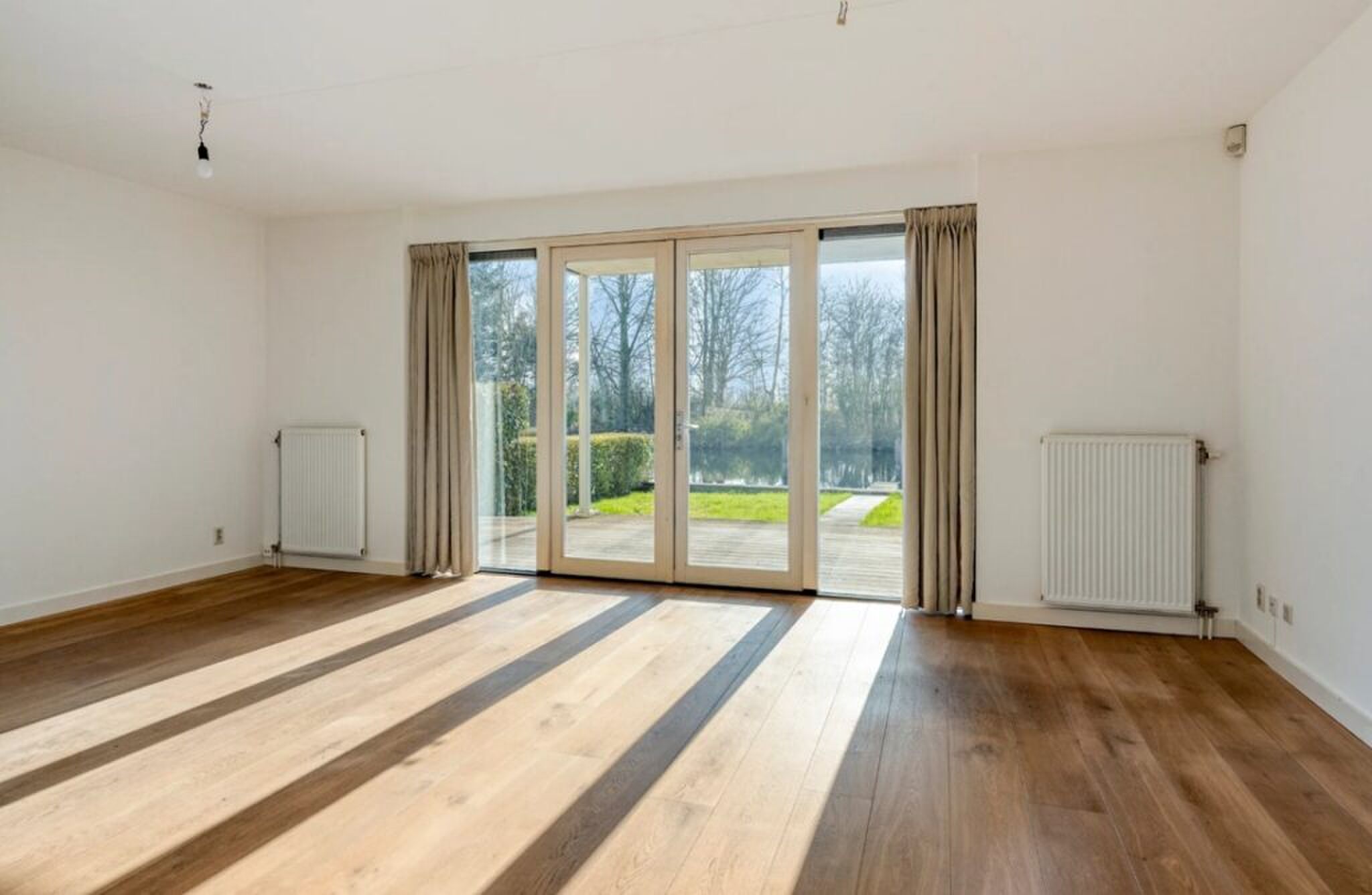 De living van het appartement van Rachel Hazes.