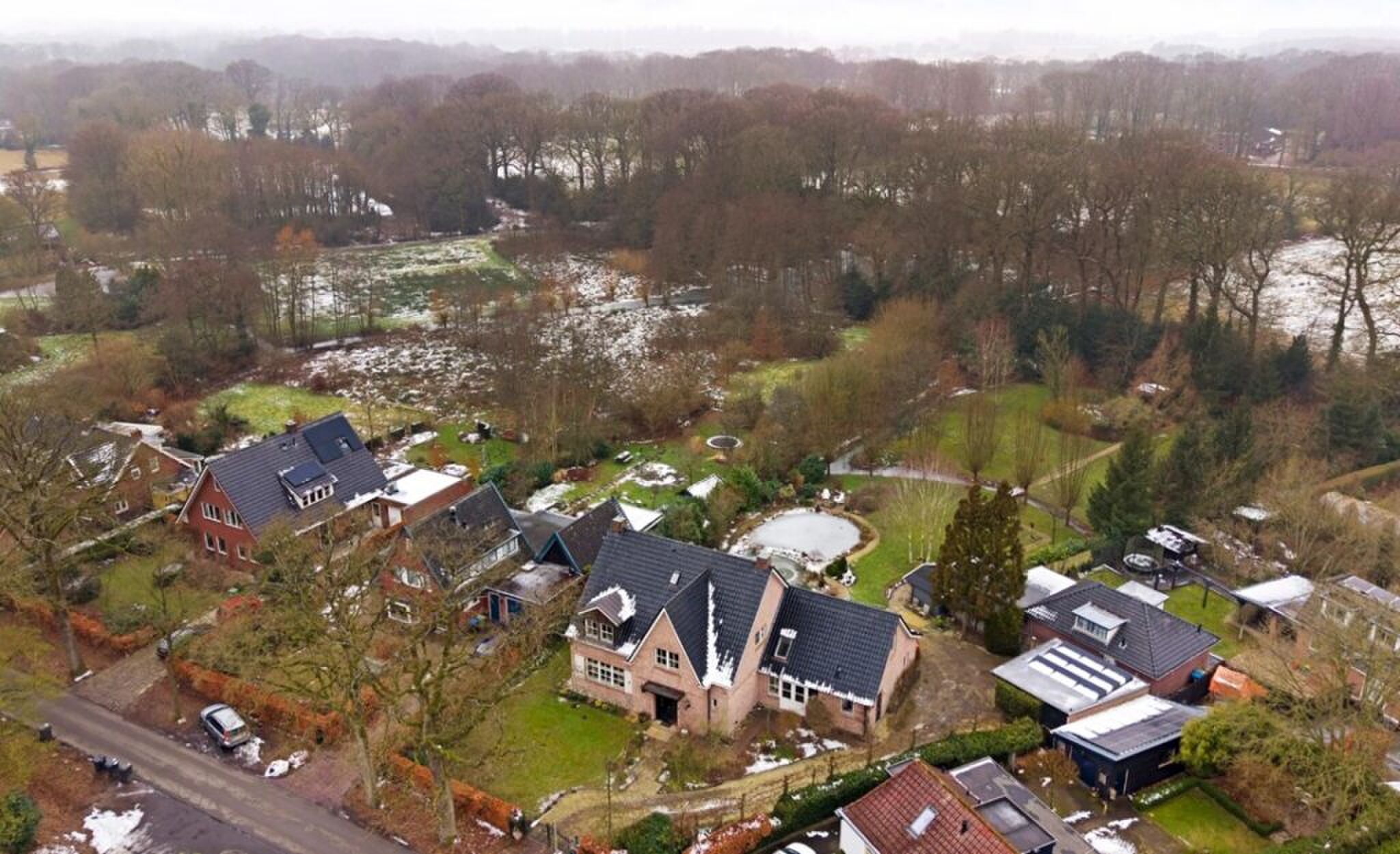 Het huis in de buurt van het bos.