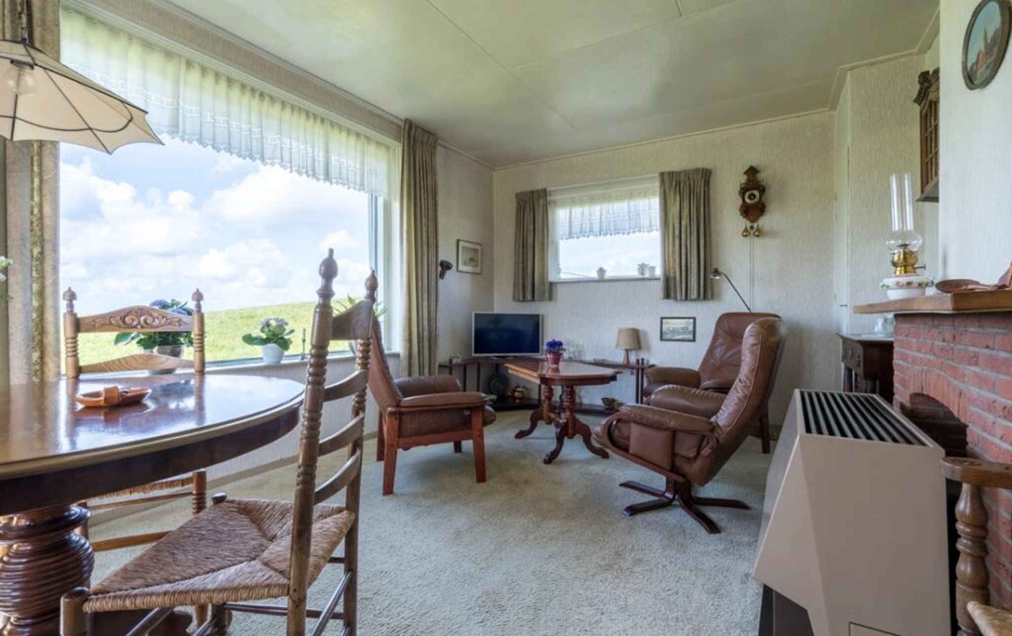 De woonkamer van de Funda-woonboerderij aan de kust.