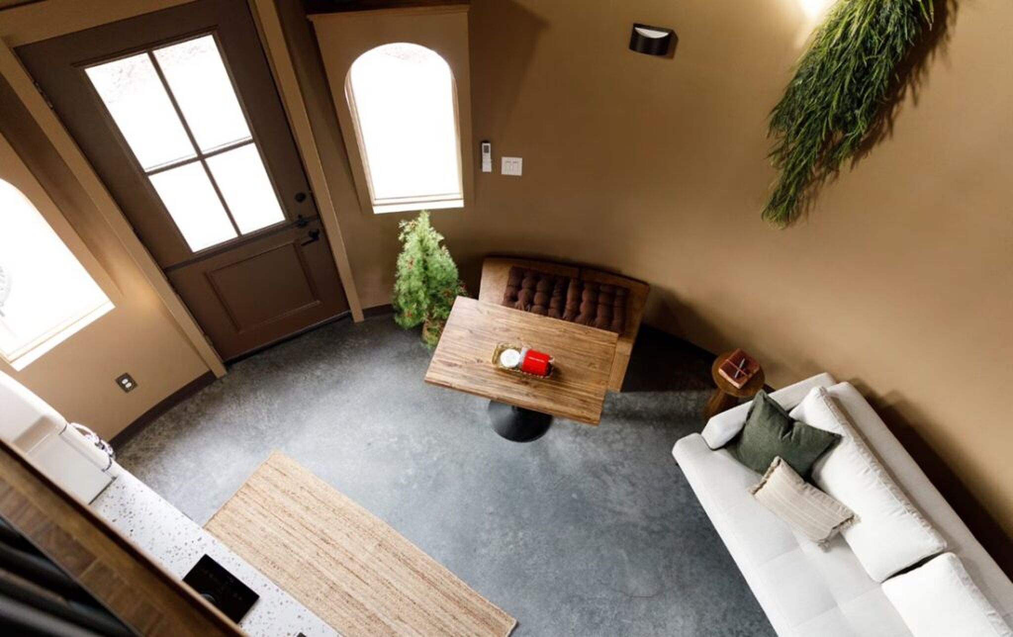 Het interieur van de bloempot op AirBnB.