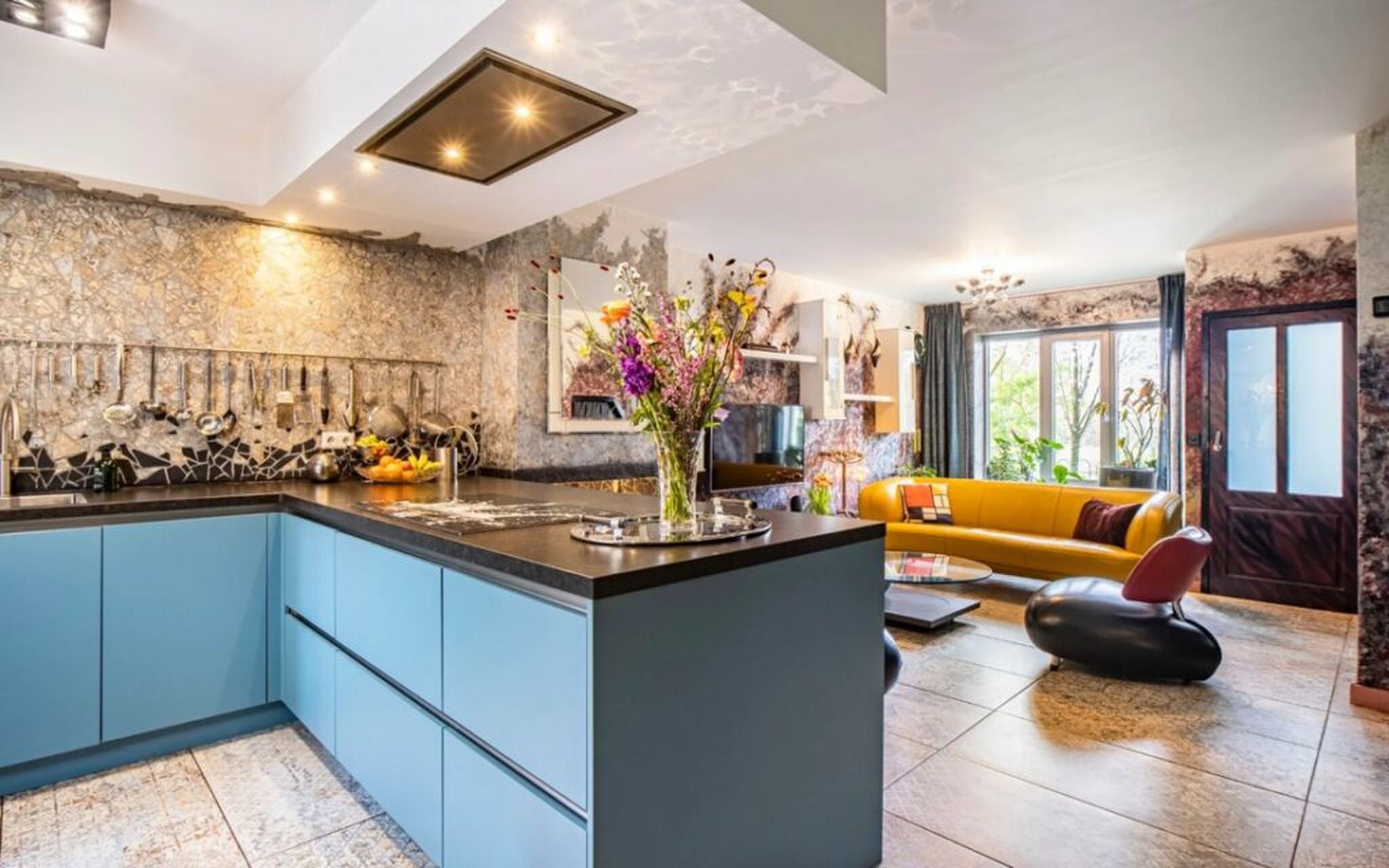 De kleurrijke keuken van de woning op Funda.