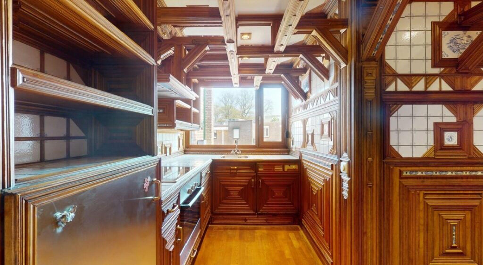 De van hout gemaakte keuken van de Funda-woning.