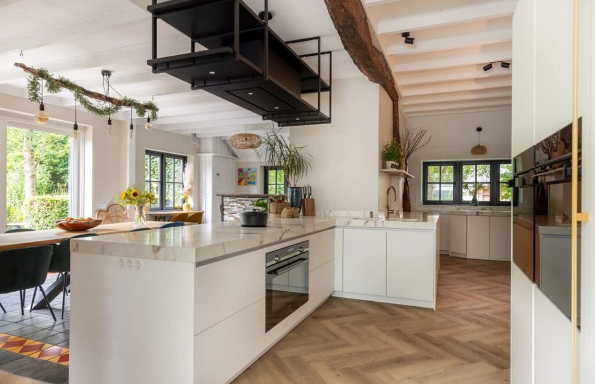 De keuken in de woning met uitzicht op het perceel.