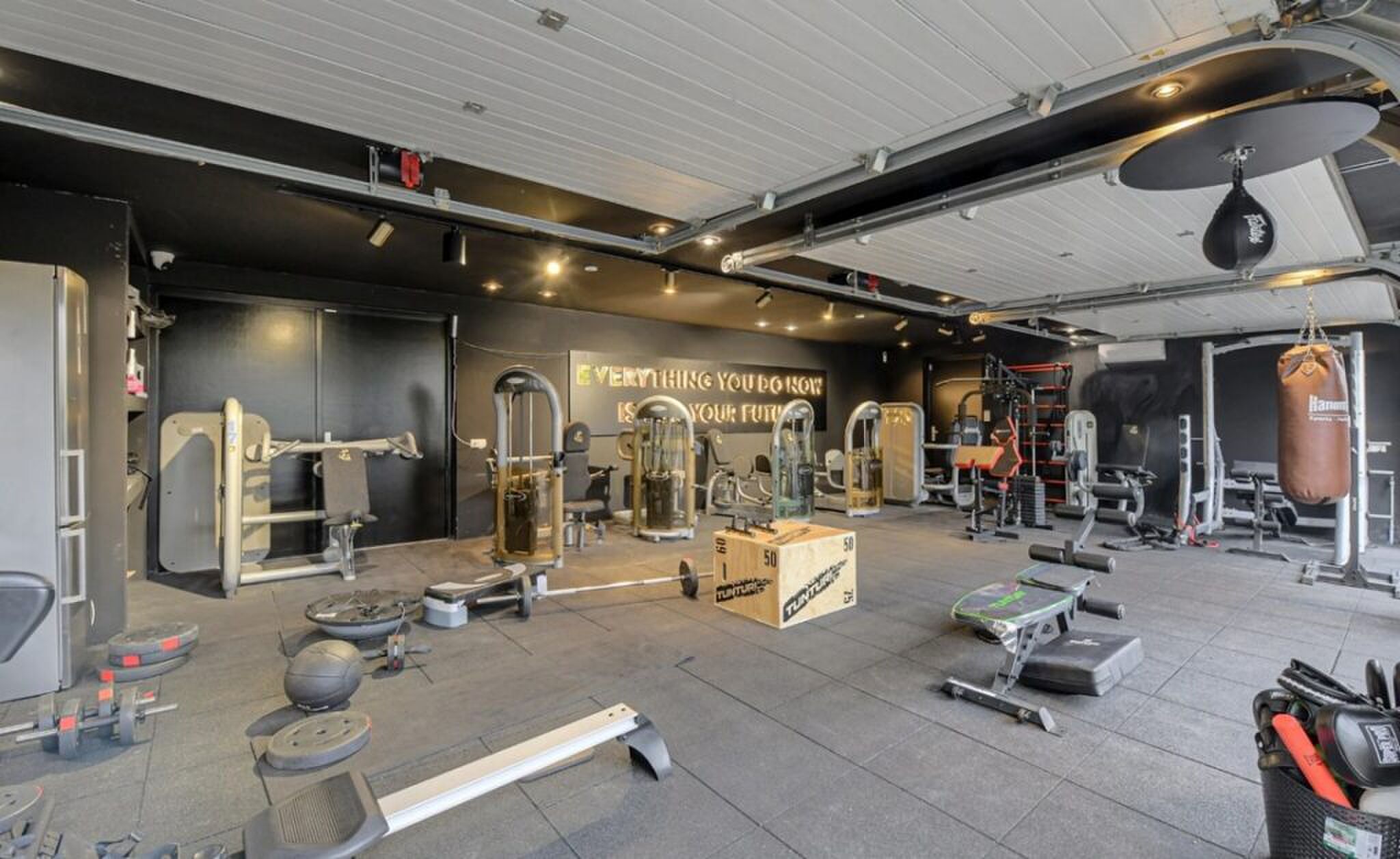 De sportschool van de Funda-villa, waar menig fitnessfanaat wel enthousiast van zal worden.