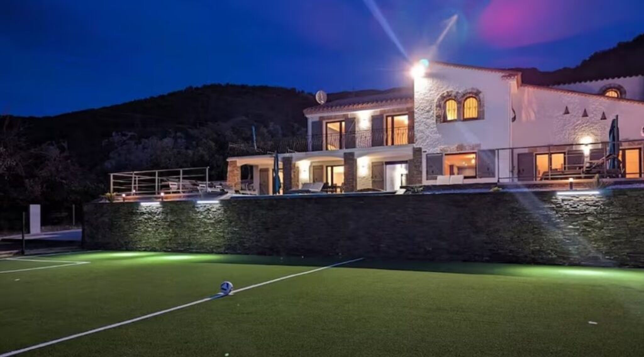 Het voetbalveld dat bij de Airbnb in Frankrijk hoort.