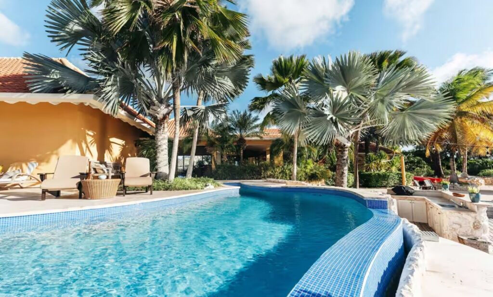 Het zwembad op het priv&eacute;-eiland dat op Airbnb staat.