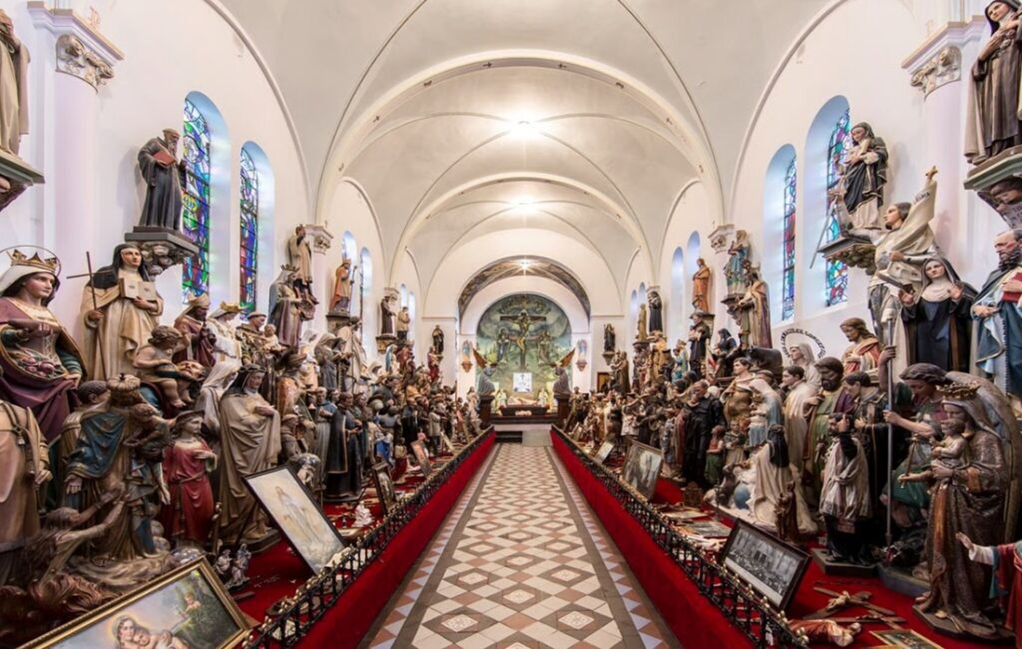 Het vertrek met religieuze beelden dat bij het landhuis op Funda hoort.