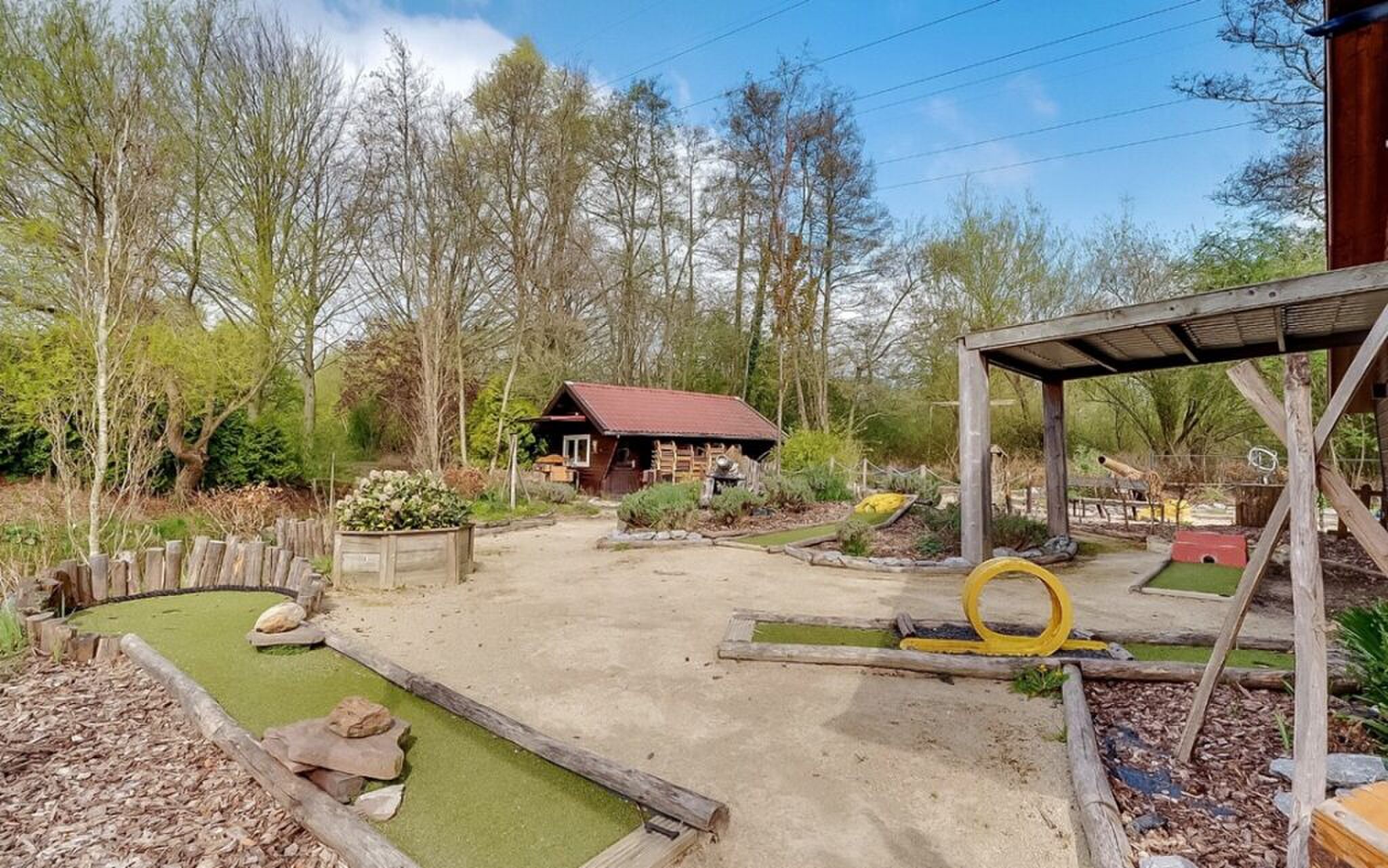 Een enorm perceel op Funda met een mini-golfbaan.