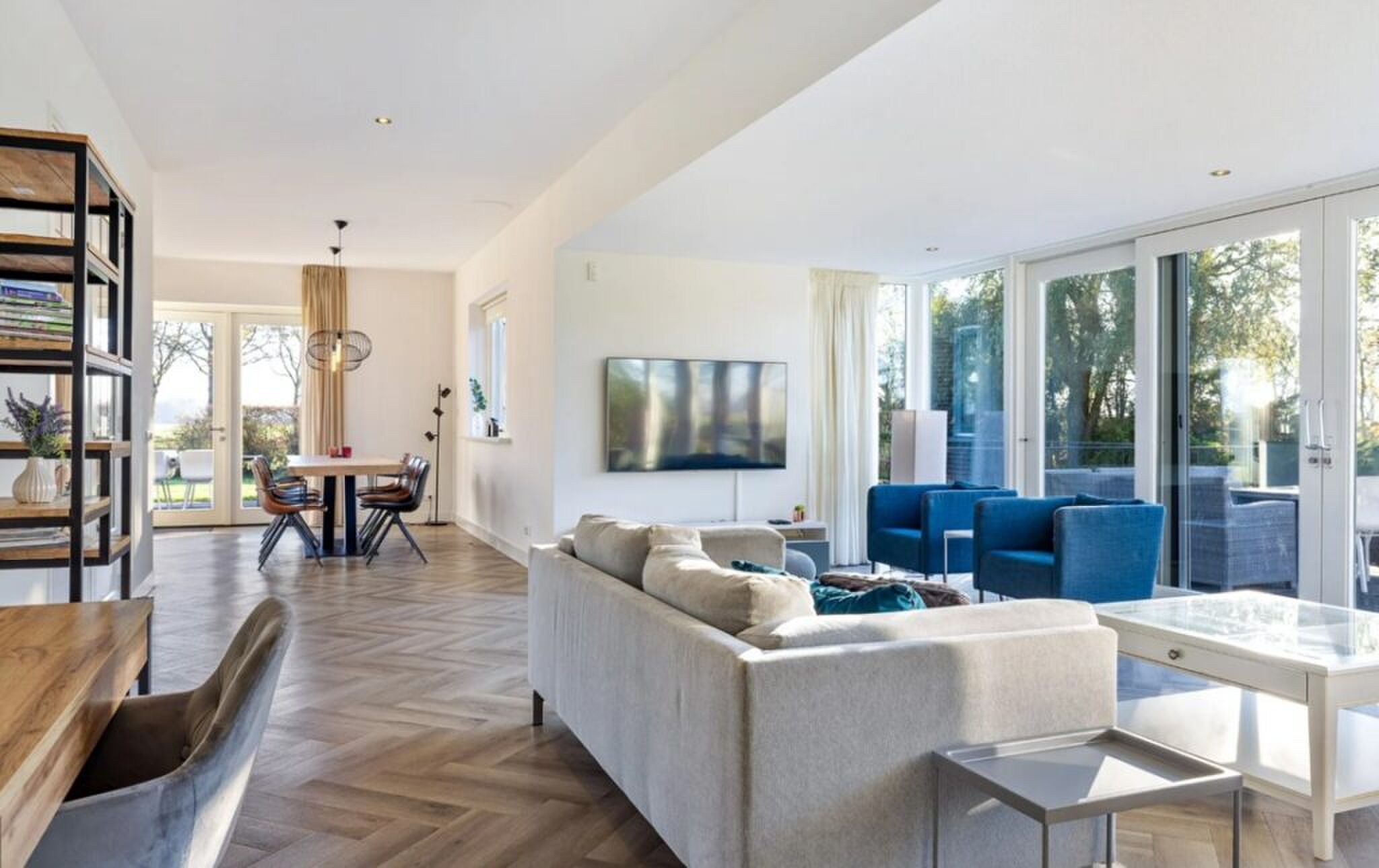 De living met toegang tot de tuin.