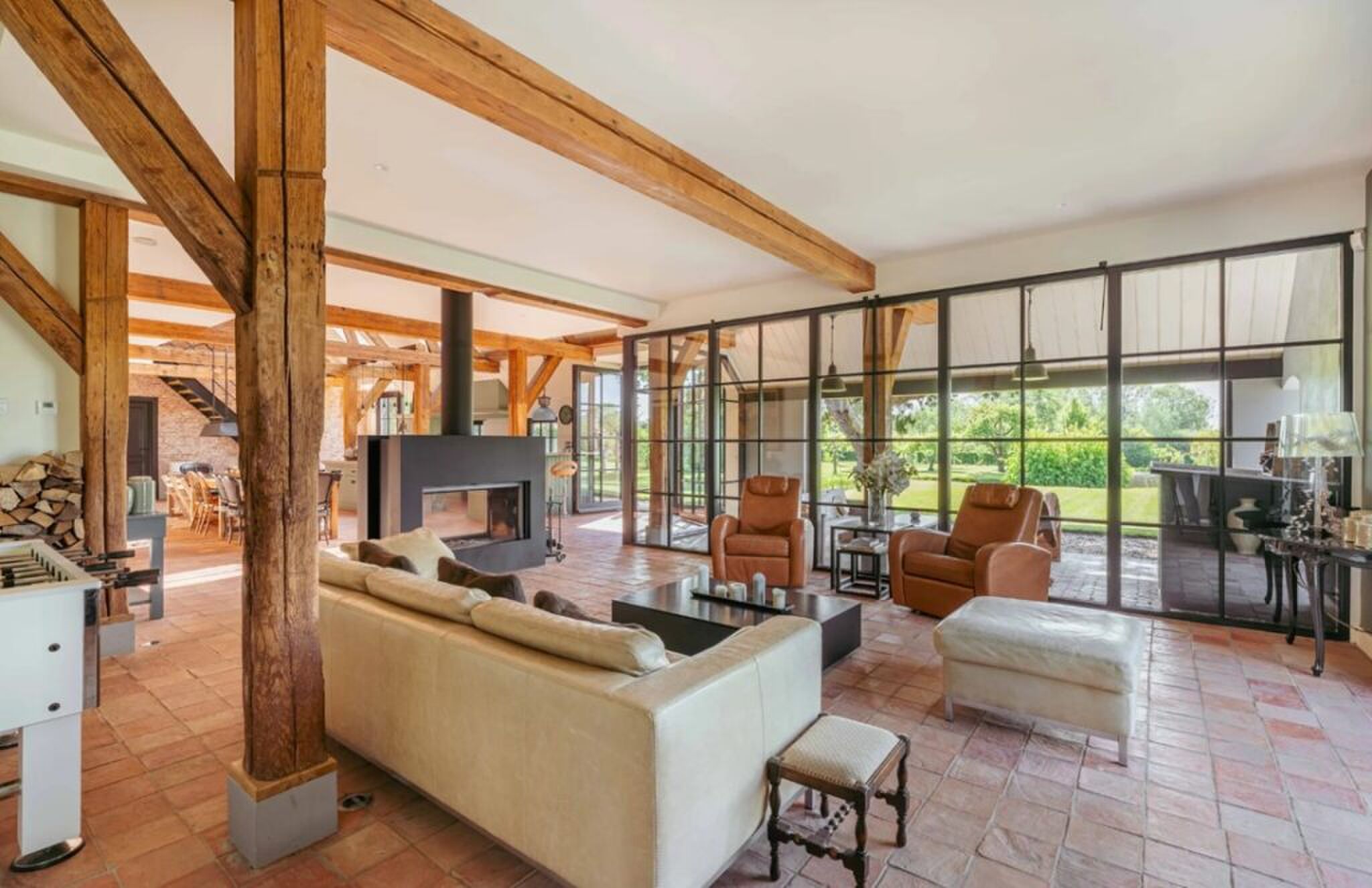 De living van de woonboerderij op Funda.