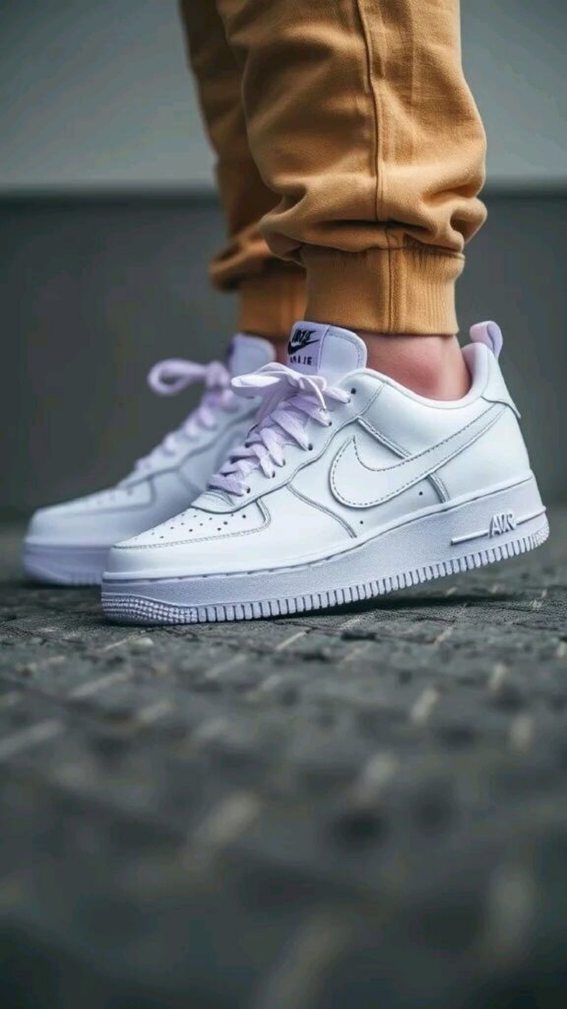 Een paar Nike Air Force 1