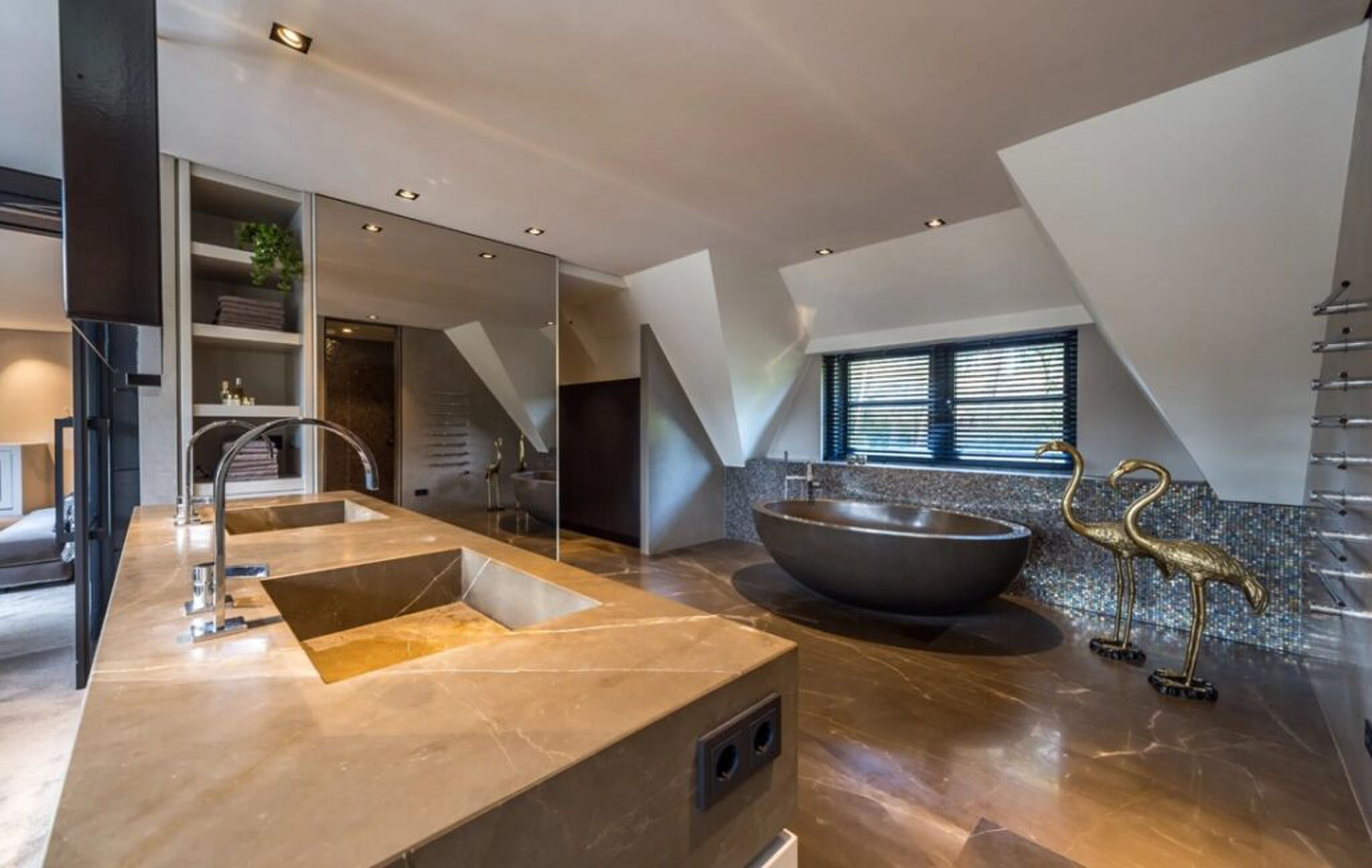 De unieke badkamer met ligbad.