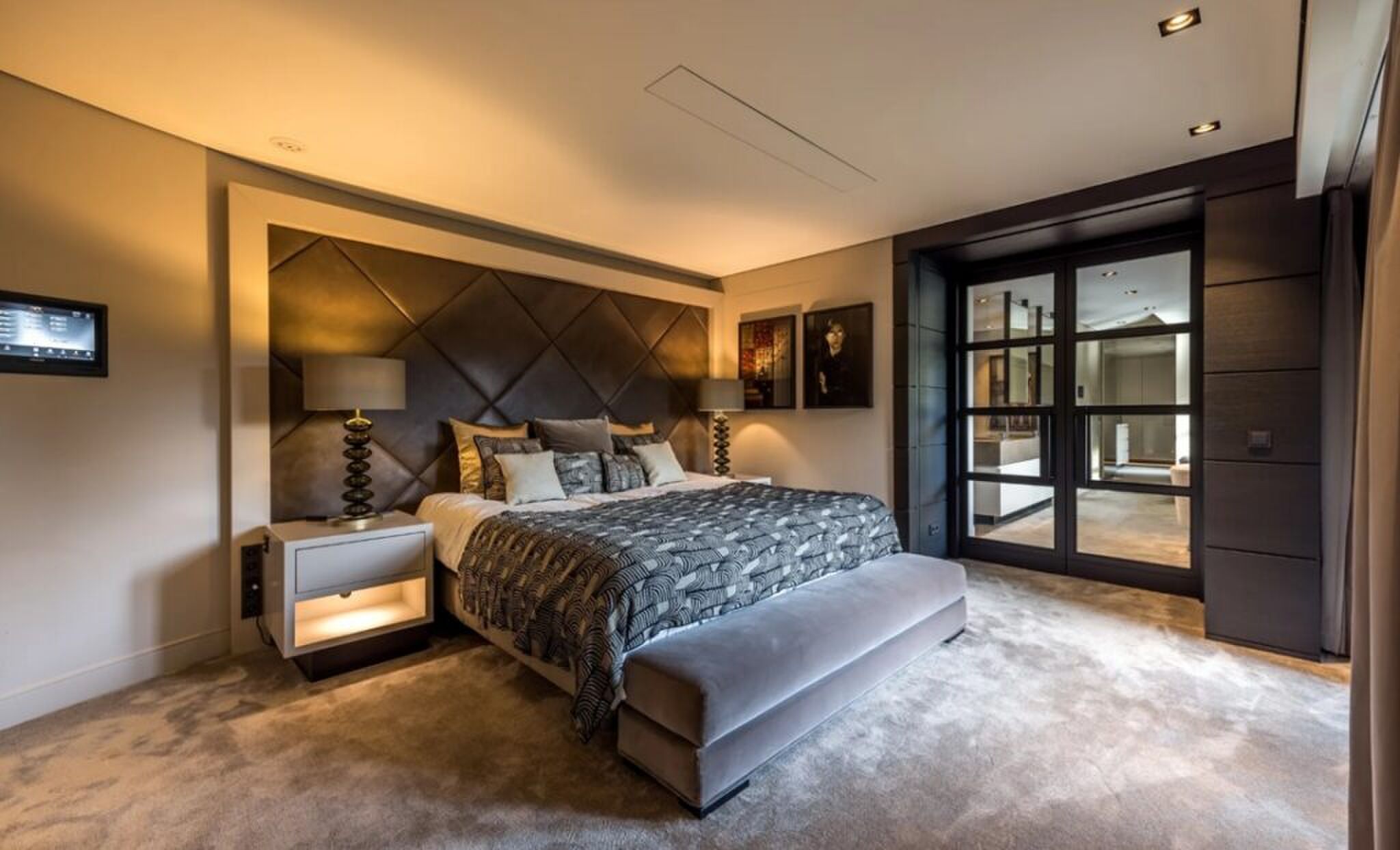 Een van de luxe slaapkamers.