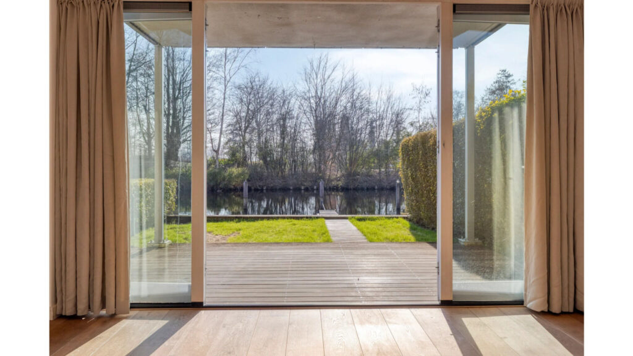 De openslaande deuren naar de tuin.