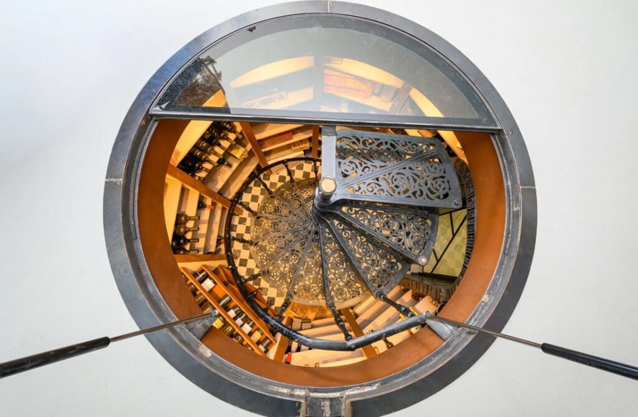 Het luik richting de kelder.