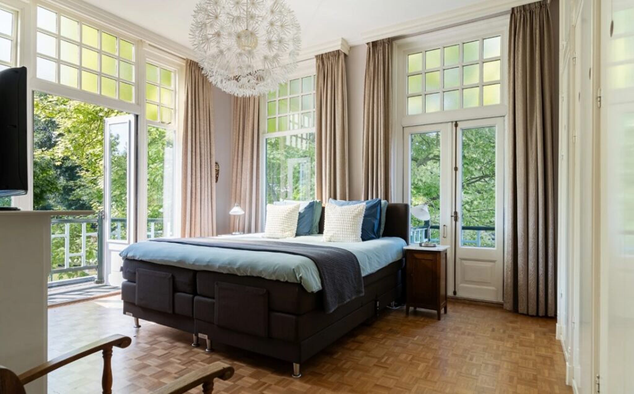 De slaapkamer met kingsize bed.