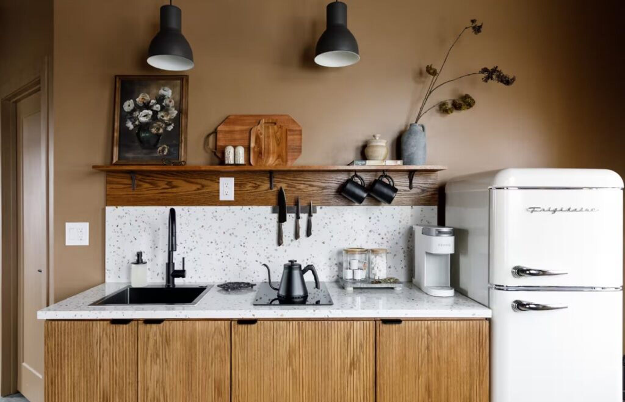 De badkamer met houten kastjes.