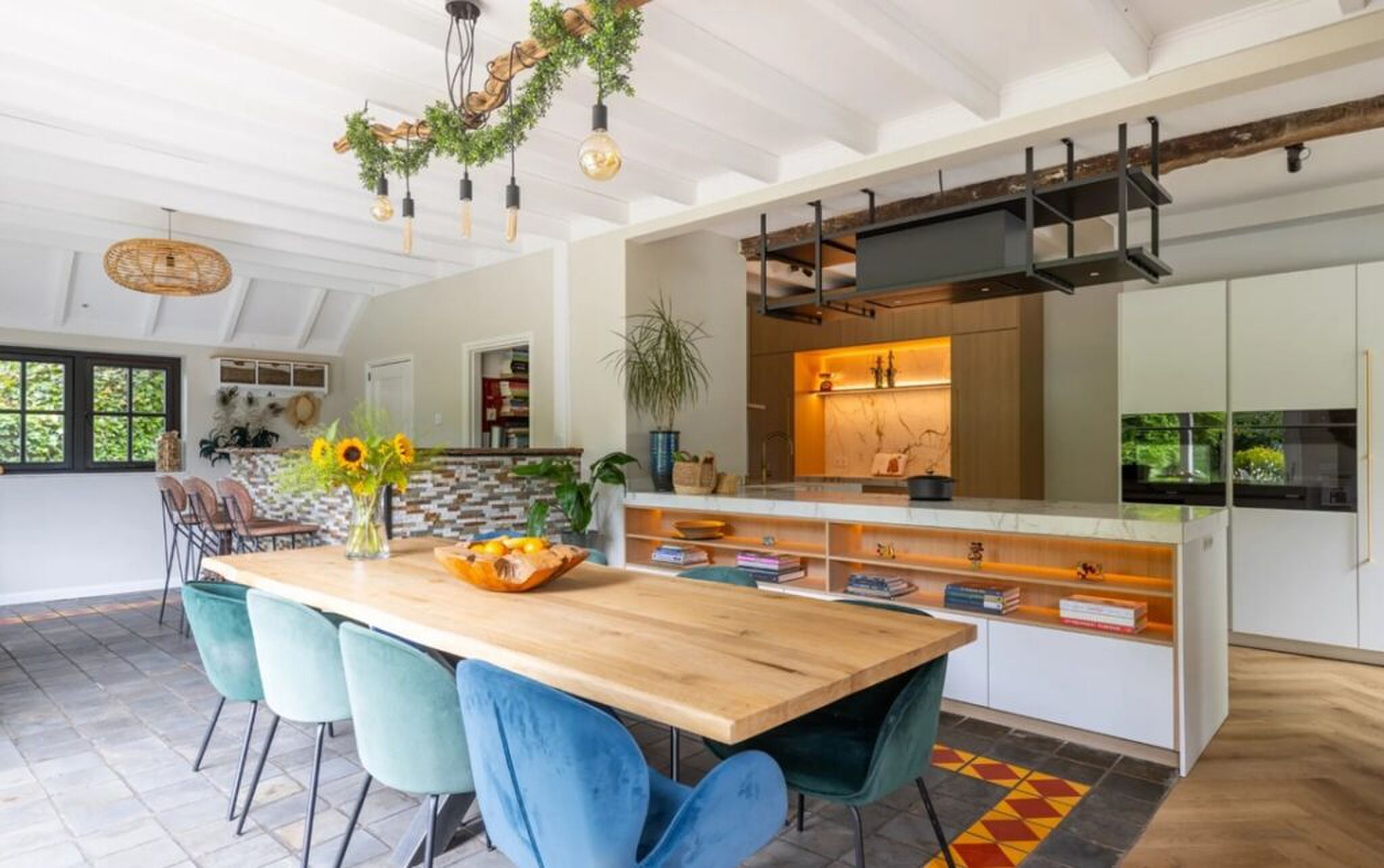 De eetruimte en keuken in het pand.