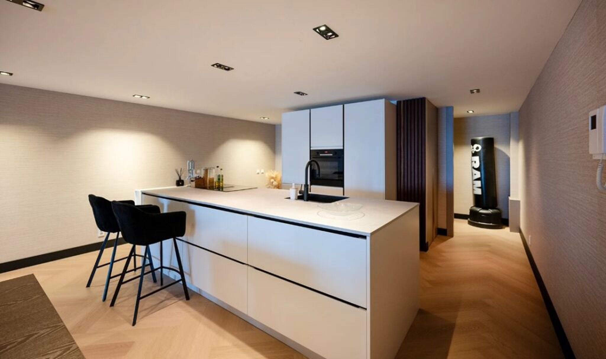 De keuken van de maisonette van Steven Bergwijn.