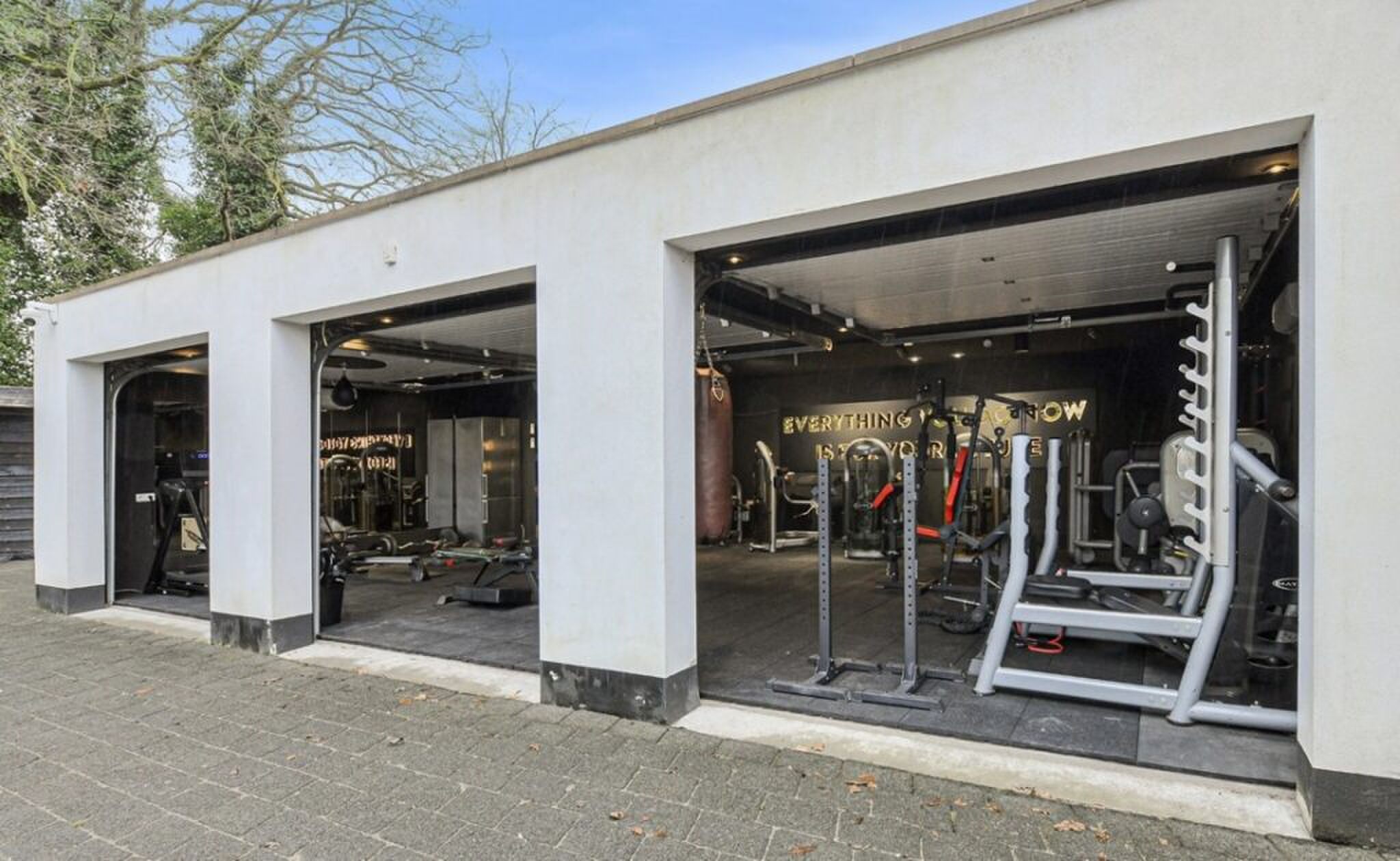 De voorzijde van de royale priv&eacute;gym.